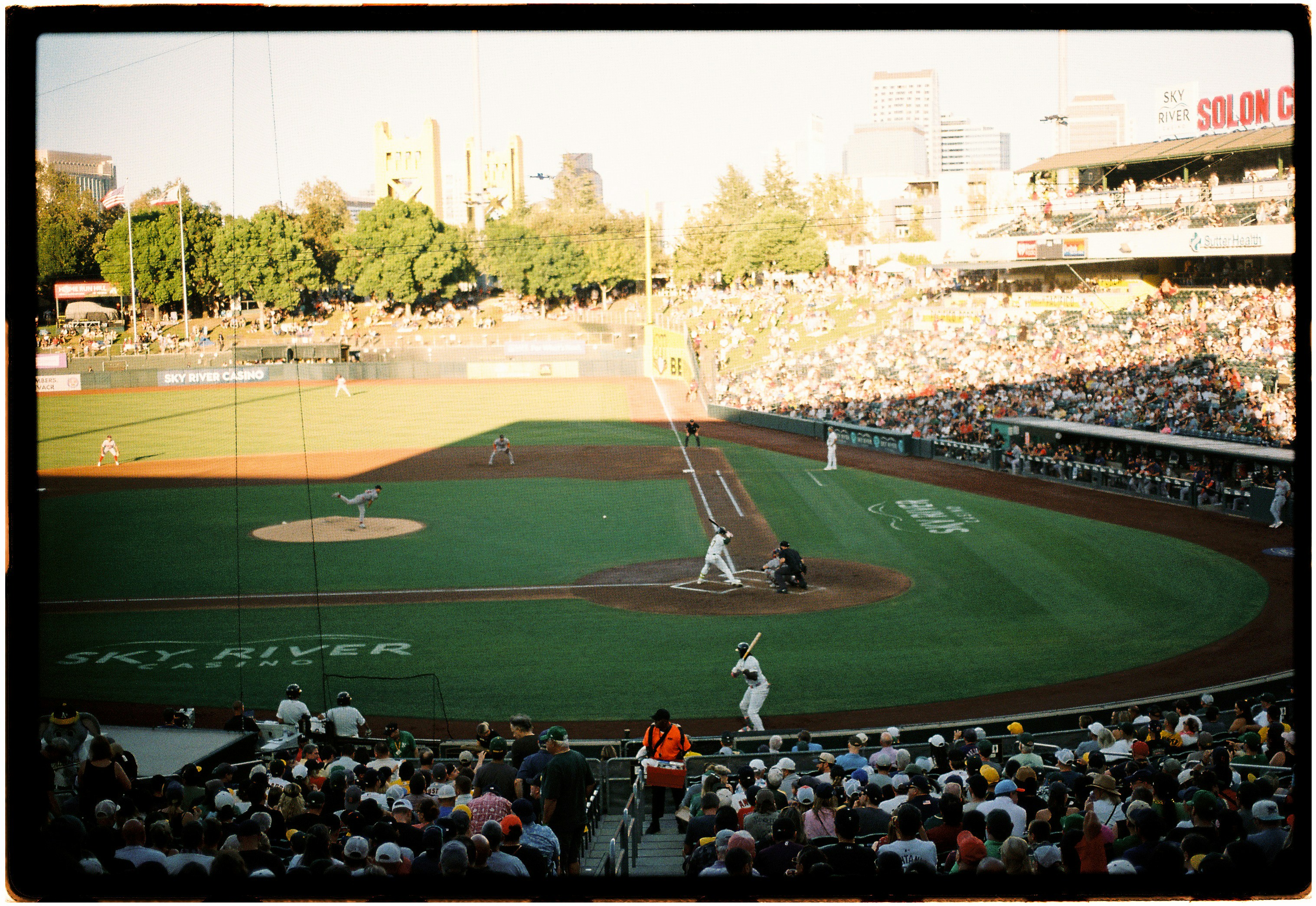 Um jogo de beisebol em andamento no Sutter Health Park, em Sacramento, com uma plateia