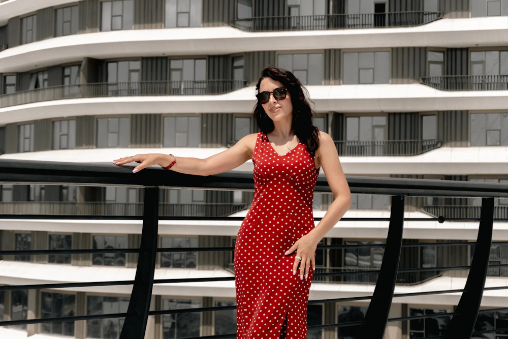 Mujer con vestido rojo de lunares