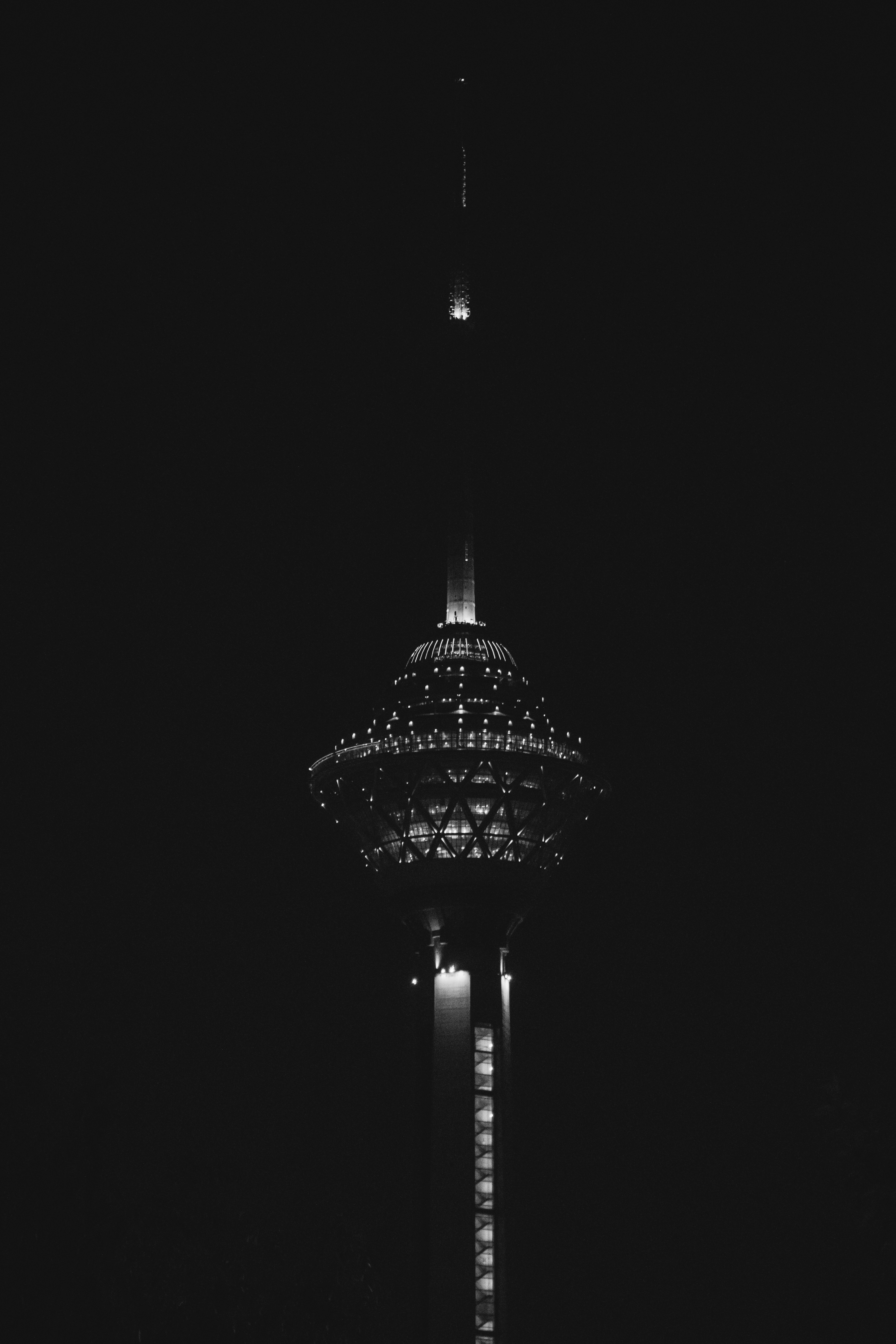 La Torre Milad iluminada contra un cielo nocturno oscuro en Teherán