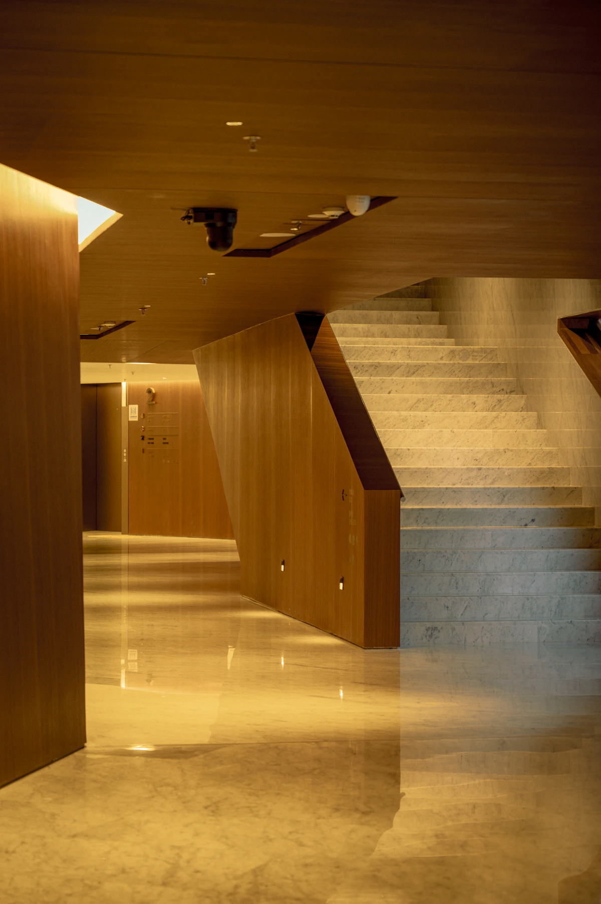 Escalera de piedra en un interior con revestimiento de madera