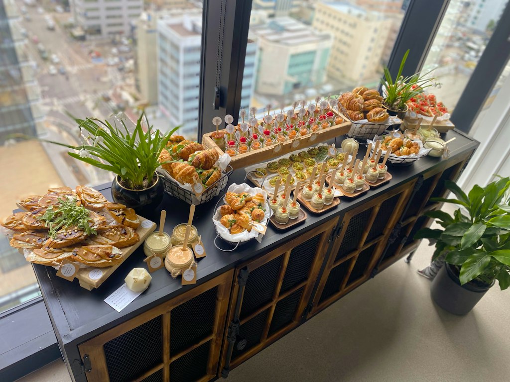 ofis toplantısında en iyi yemek firması tercih edilmiş şık tabaklar