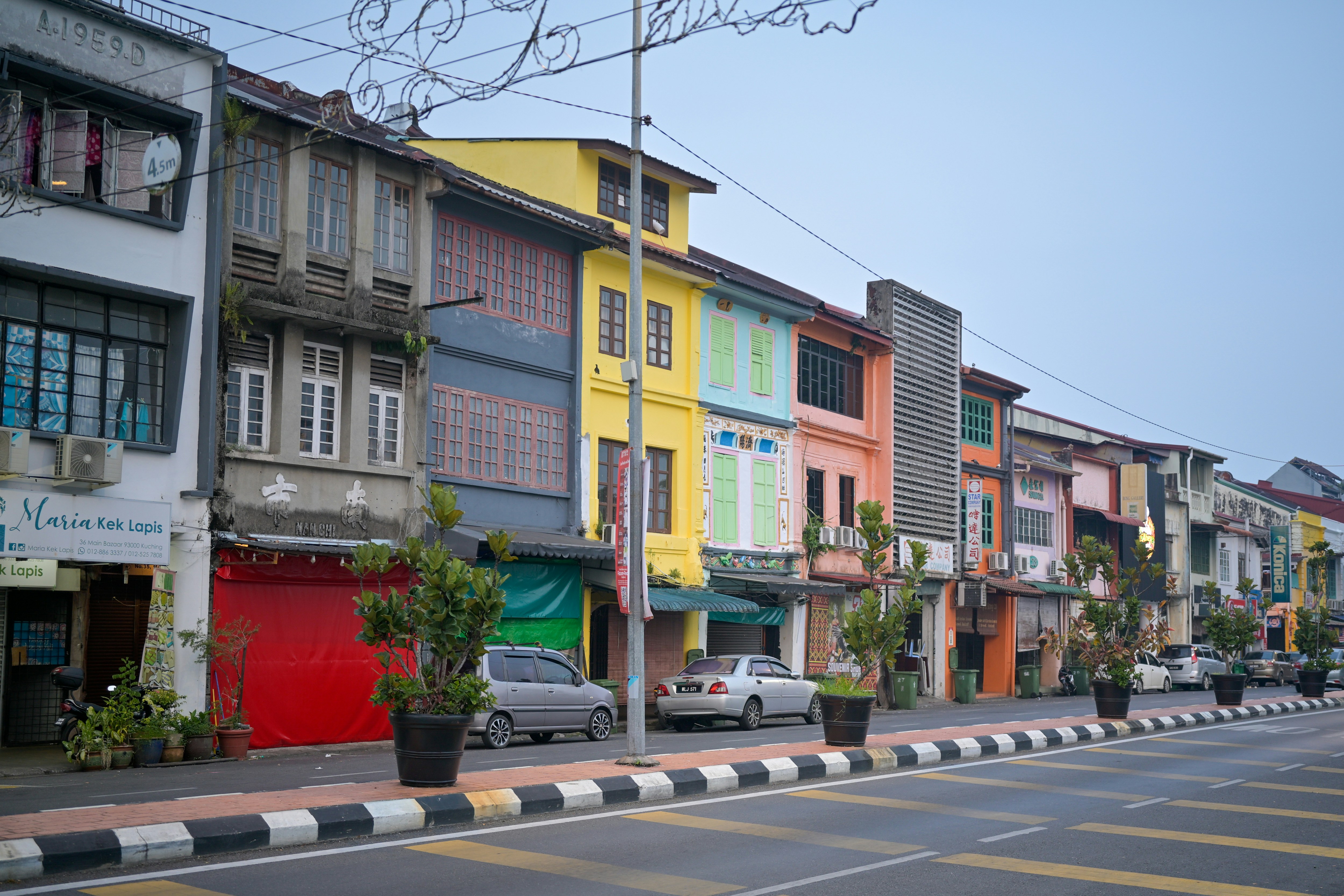 Deretan ruko bertingkat warna-warni di tepi jalan kota