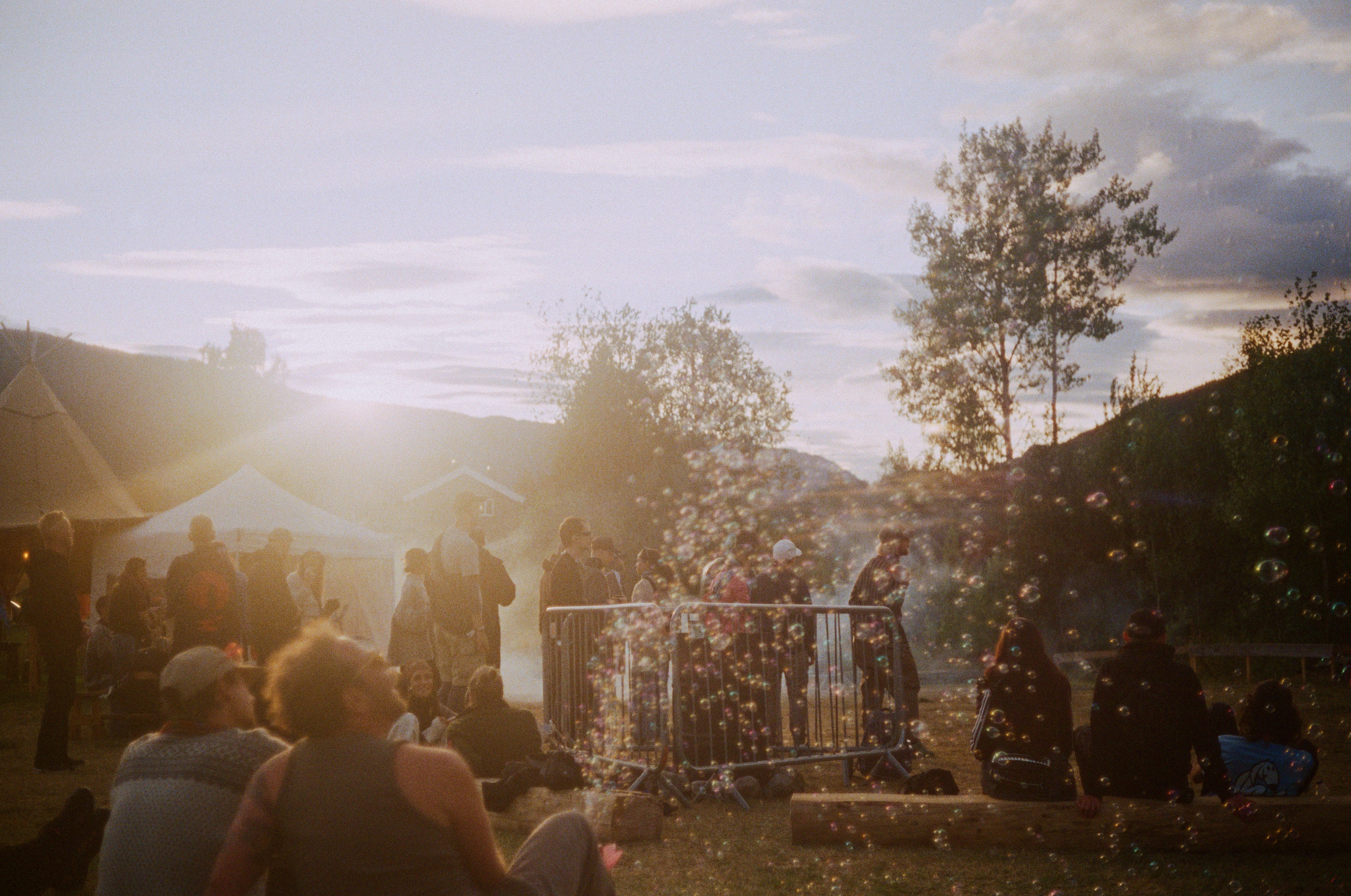 Ambiance illustrative d’une fête locale en plein air