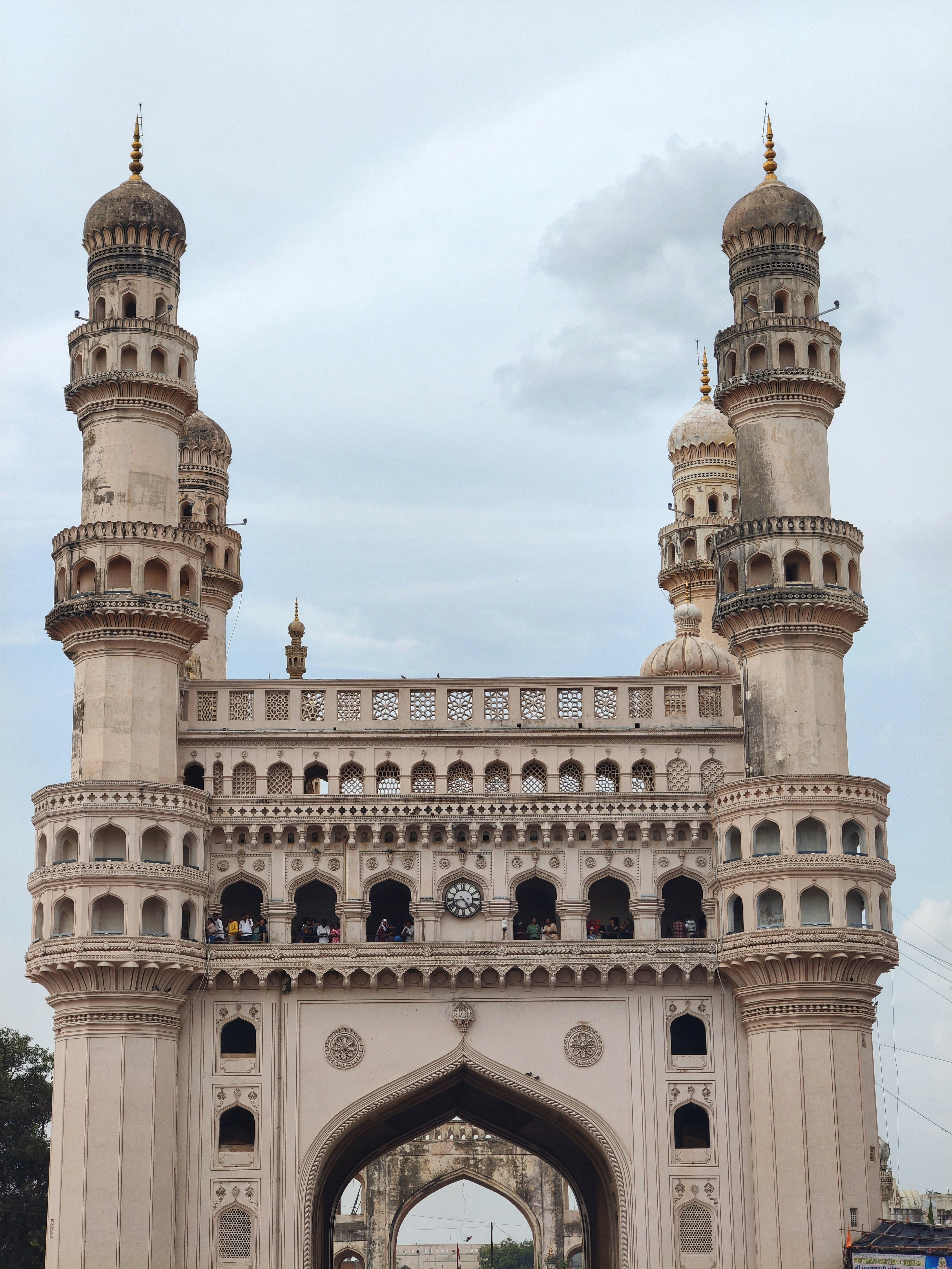 Monumen Charminar dengan empat menara dan balkon lengkung di Hyderabad, India