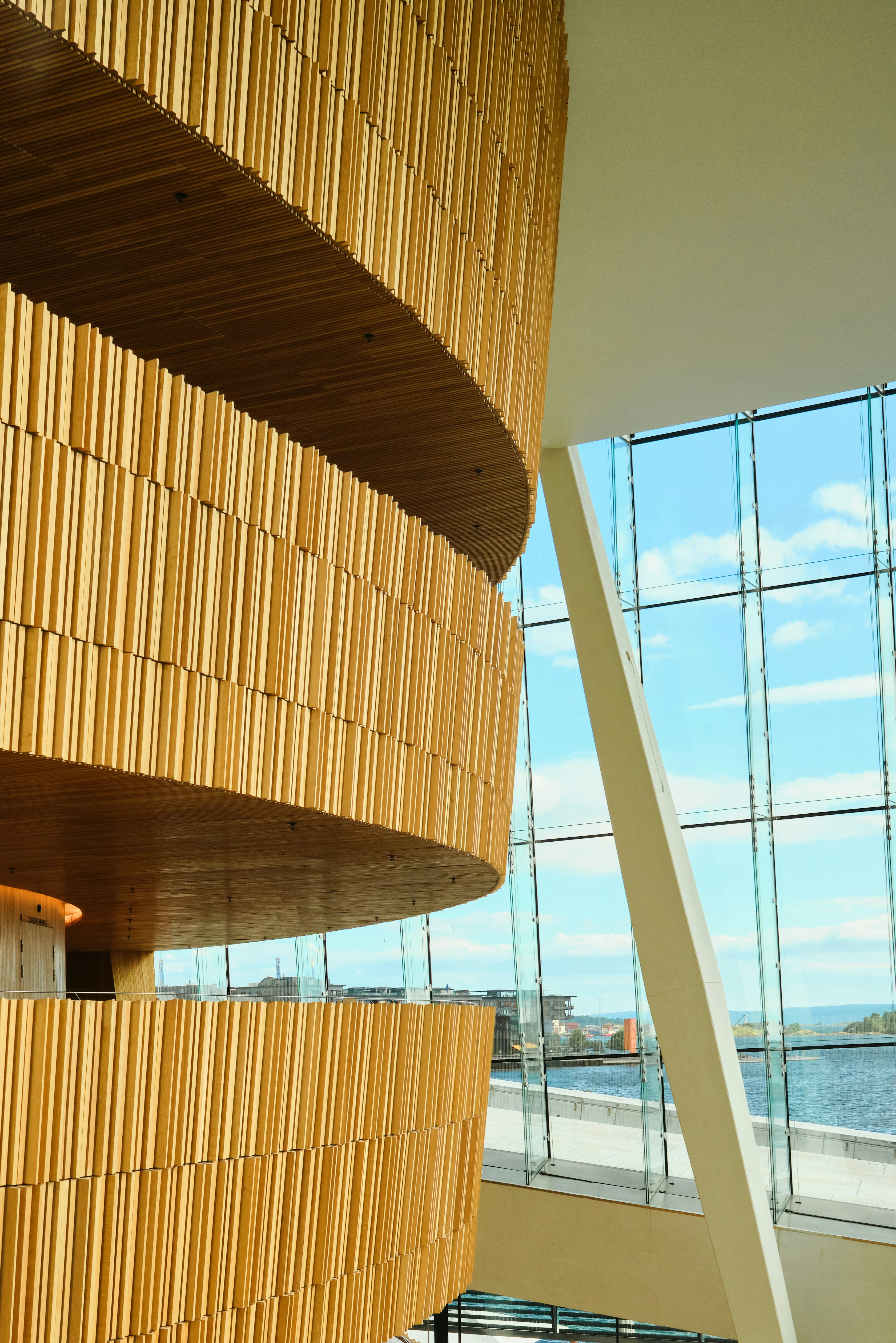 Gebogene Holzwandpaneele im Osloer Opernhaus mit Blick auf den Hafen