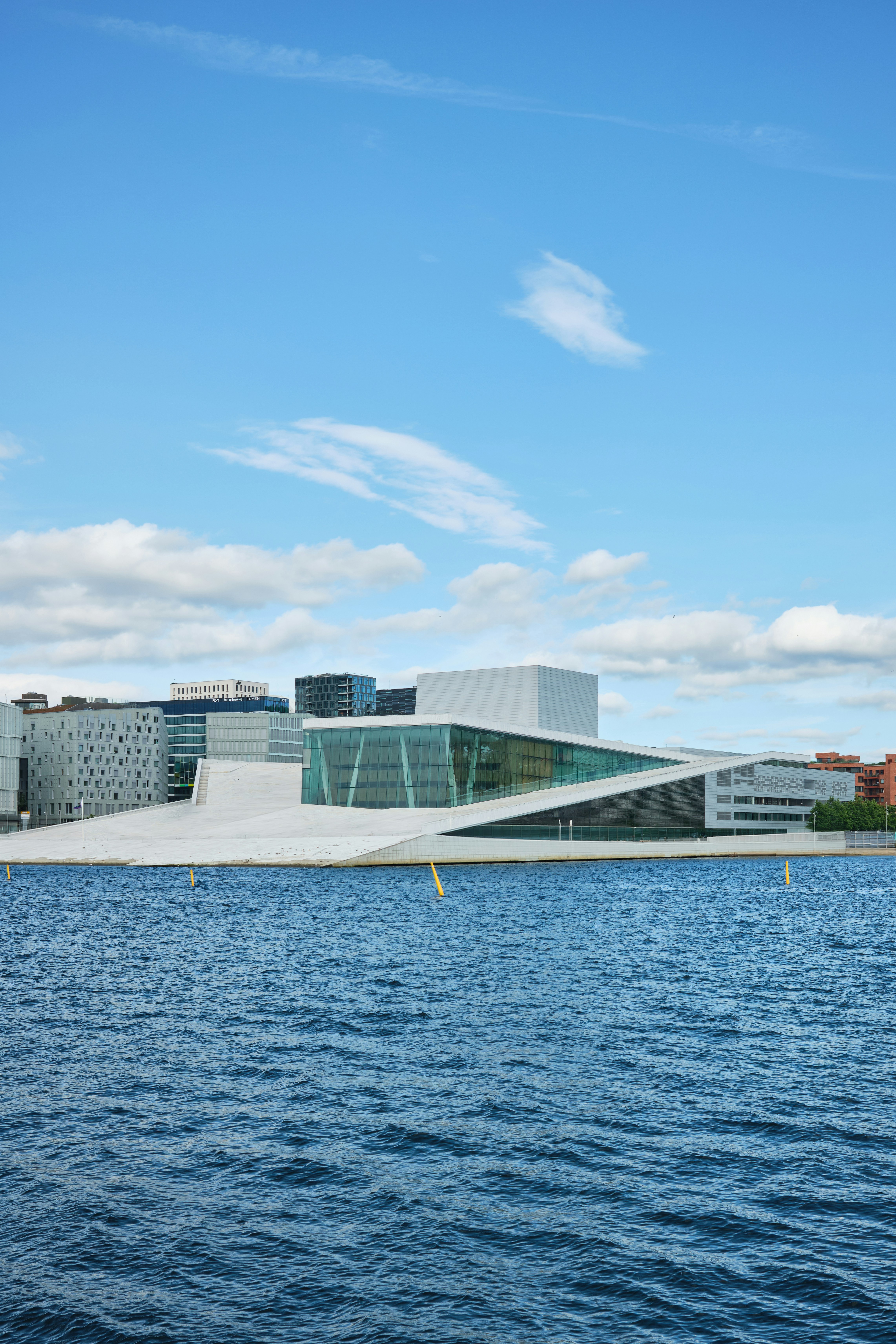 Das Osloer Opernhaus mit seinem weißen Marmordach neben dem blauen Wasser