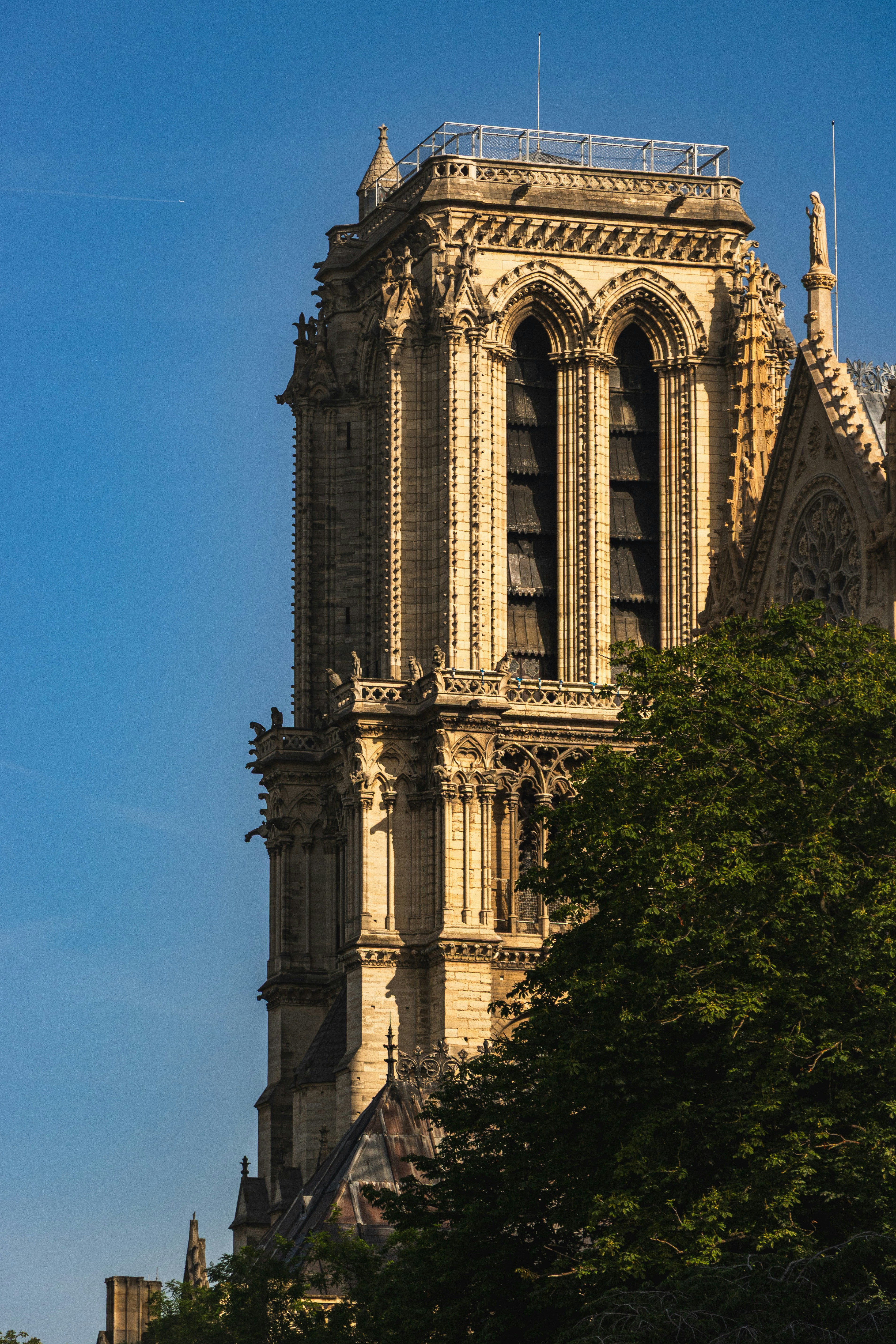 Le clocher en pierre de Notre-Dame de Paris sur un ciel bleu clair