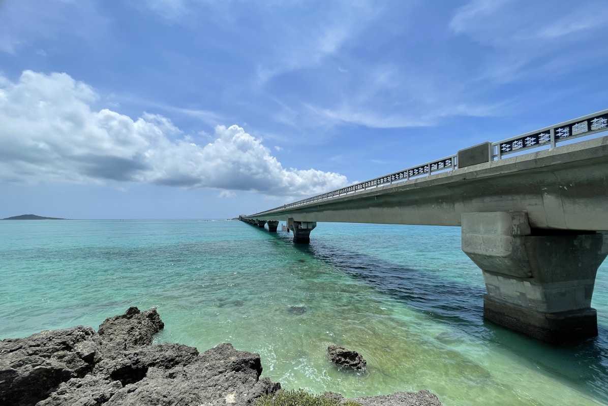 沖繩海中道路：跨海長橋橫越藍綠色海面