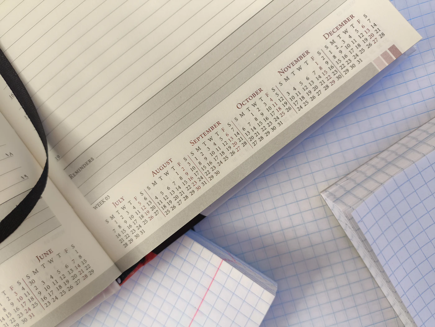 Offener Kalender und Notizbücher als Symbol für die Planung des Rauchstopp-Termins