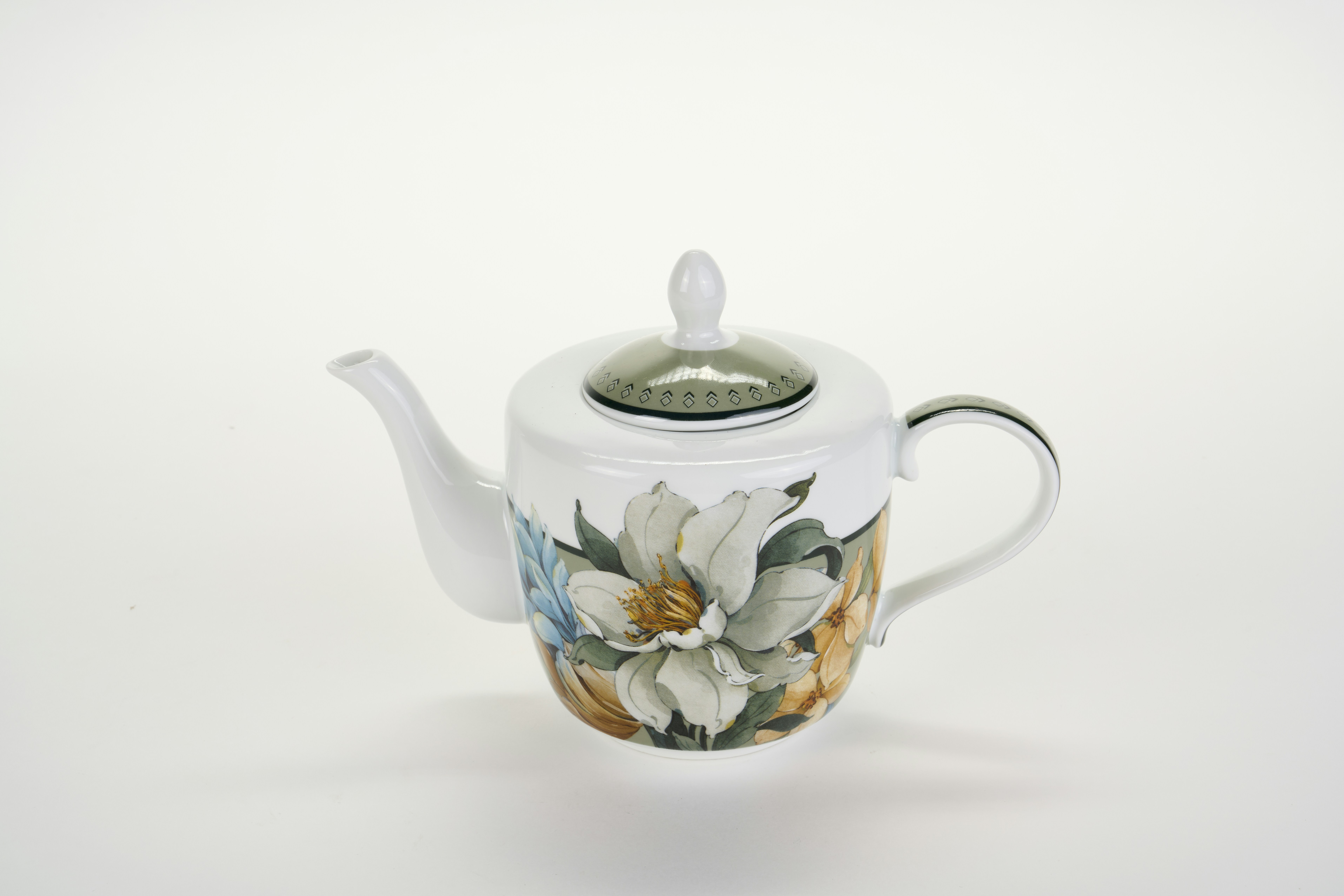 Um bule de porcelana branca decorado com padrões florais pintados sobre um fundo simples