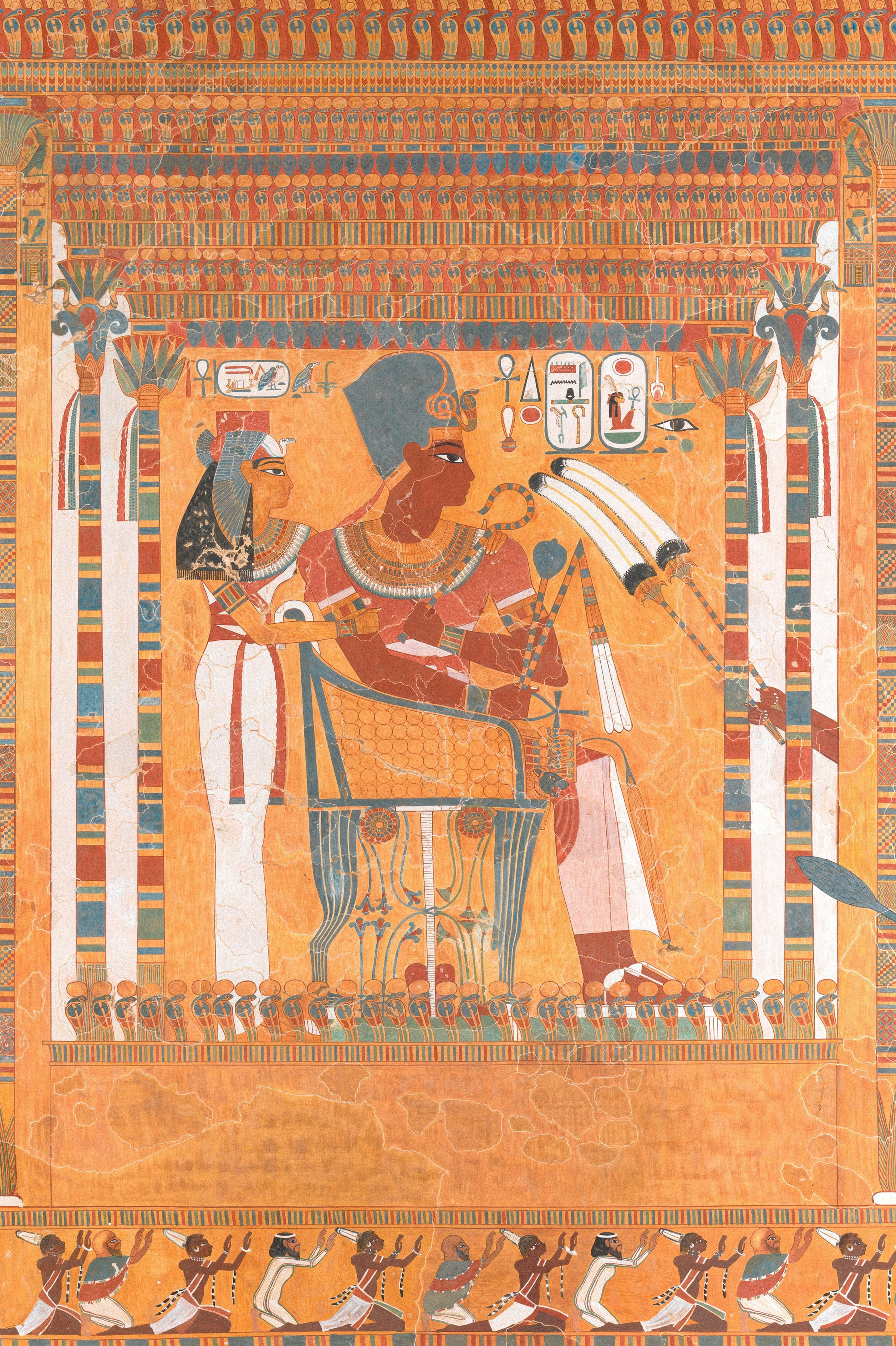 古代エジプトの壁画で、座る王とヒエログリフを持つ女性が描かれています