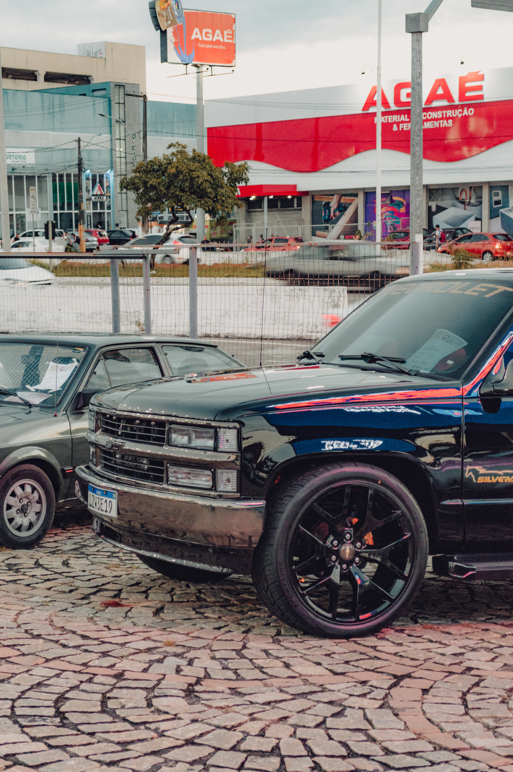 Silverado noir stationné
