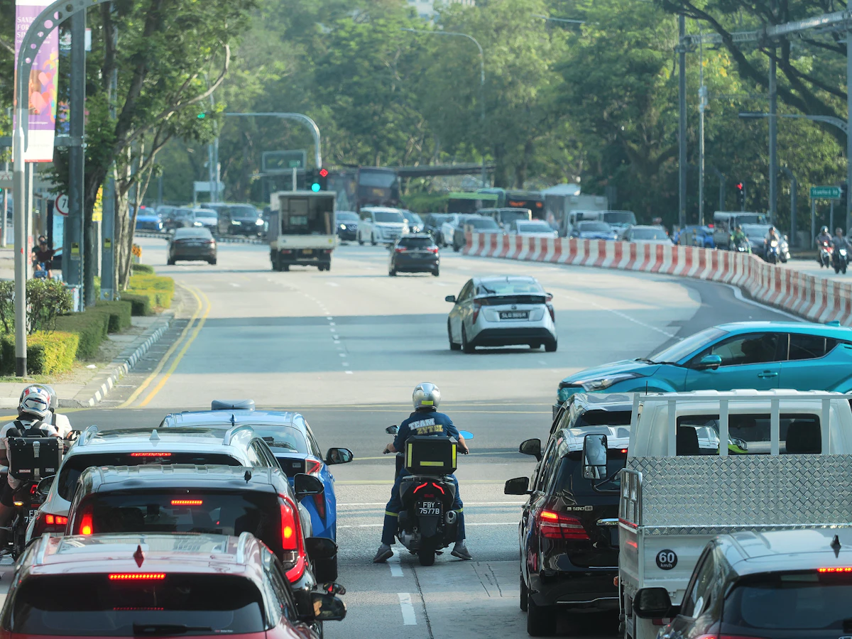 Pengendara motor menunggu di persimpangan ramai