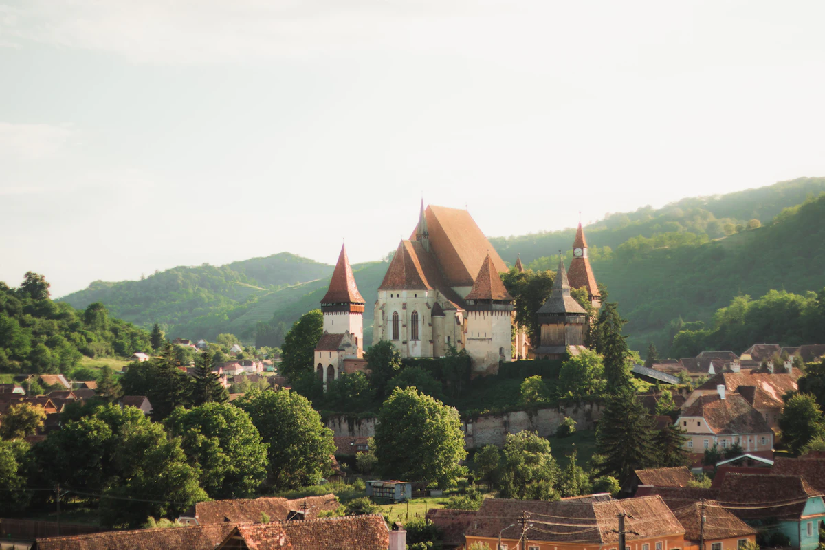 Cazare în Sighișoara: biserica fortificată din Biertan între dealuri verzi