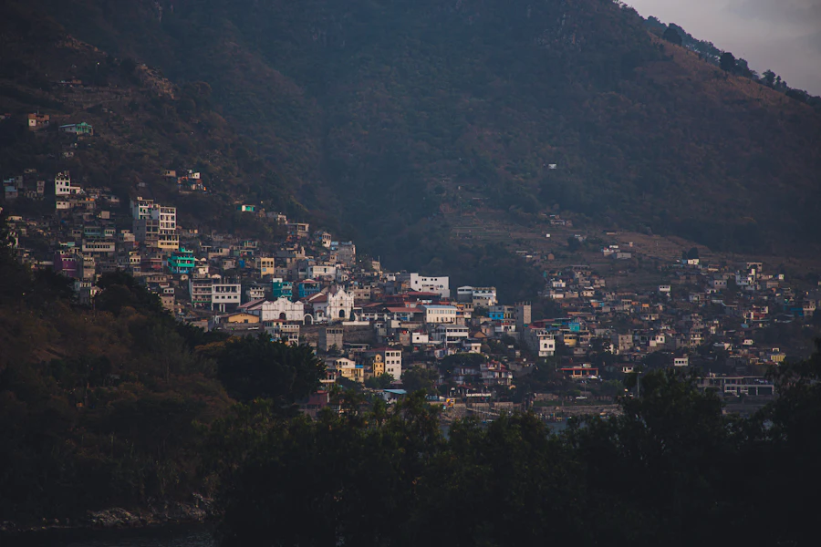 El pueblo en la ladera, con casas de colores y la iglesia blanca sobre el lago.