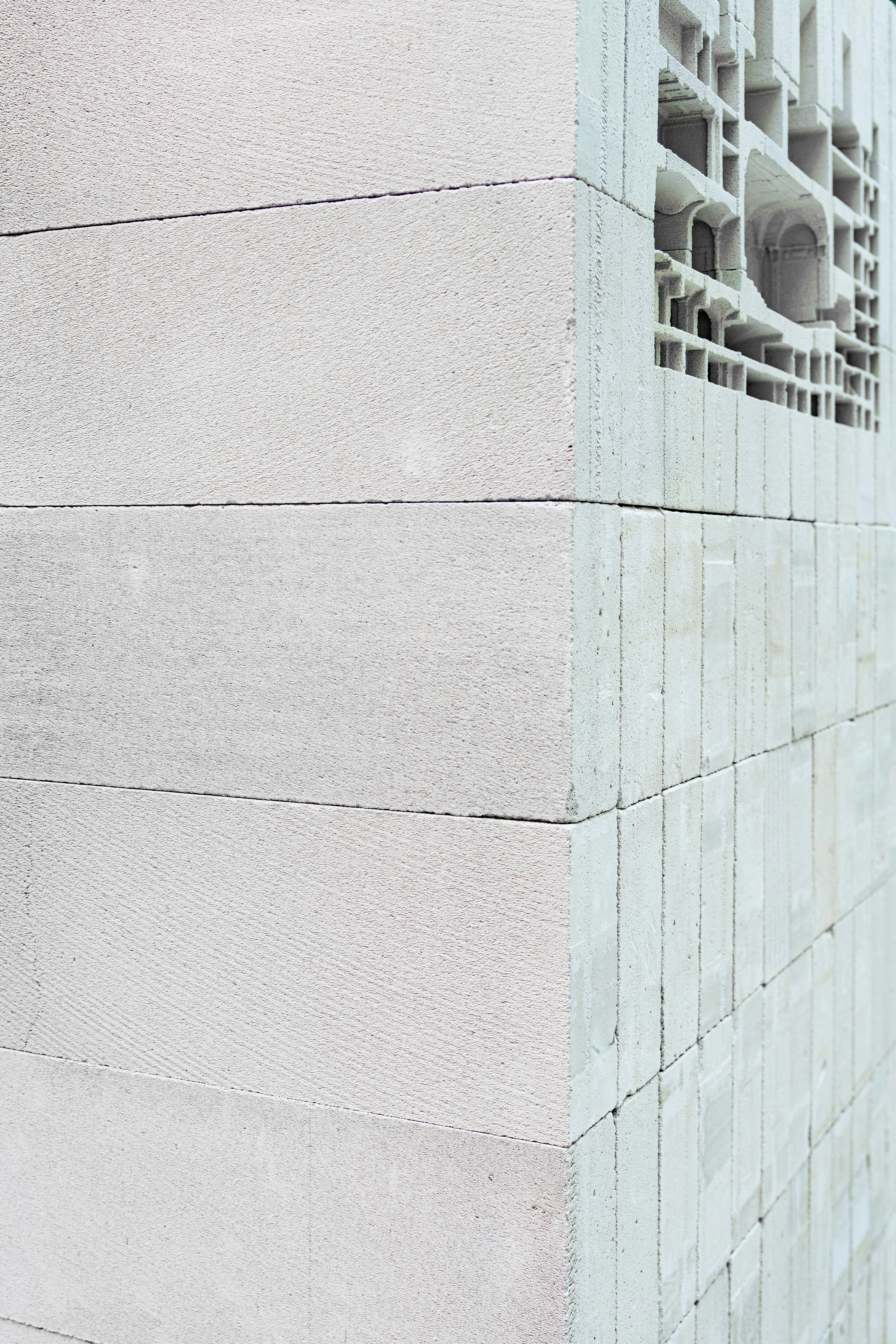 Stacked interlocking concrete block retaining wall corner detail
