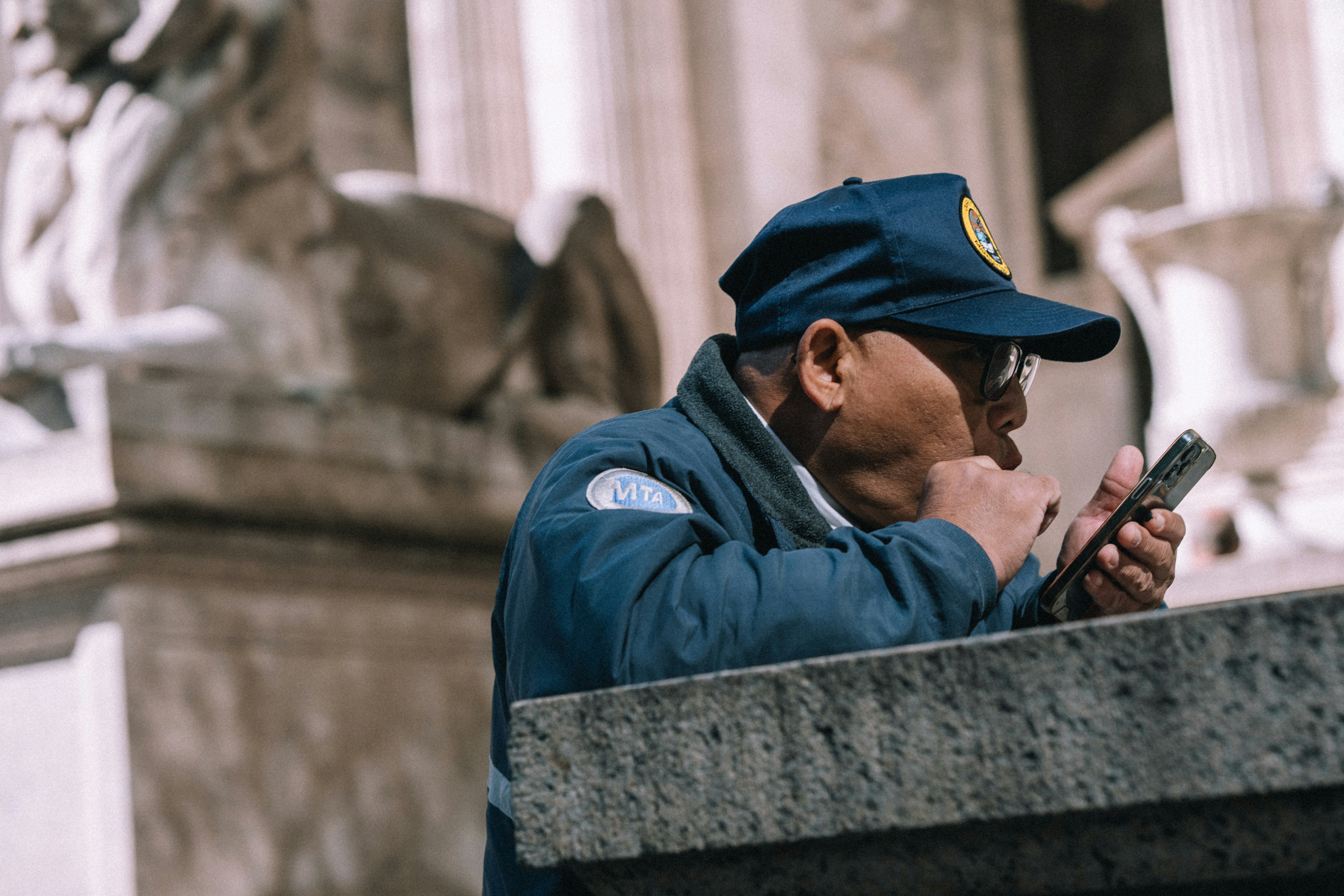Pessoa protegendo o celular com bloqueio de tela