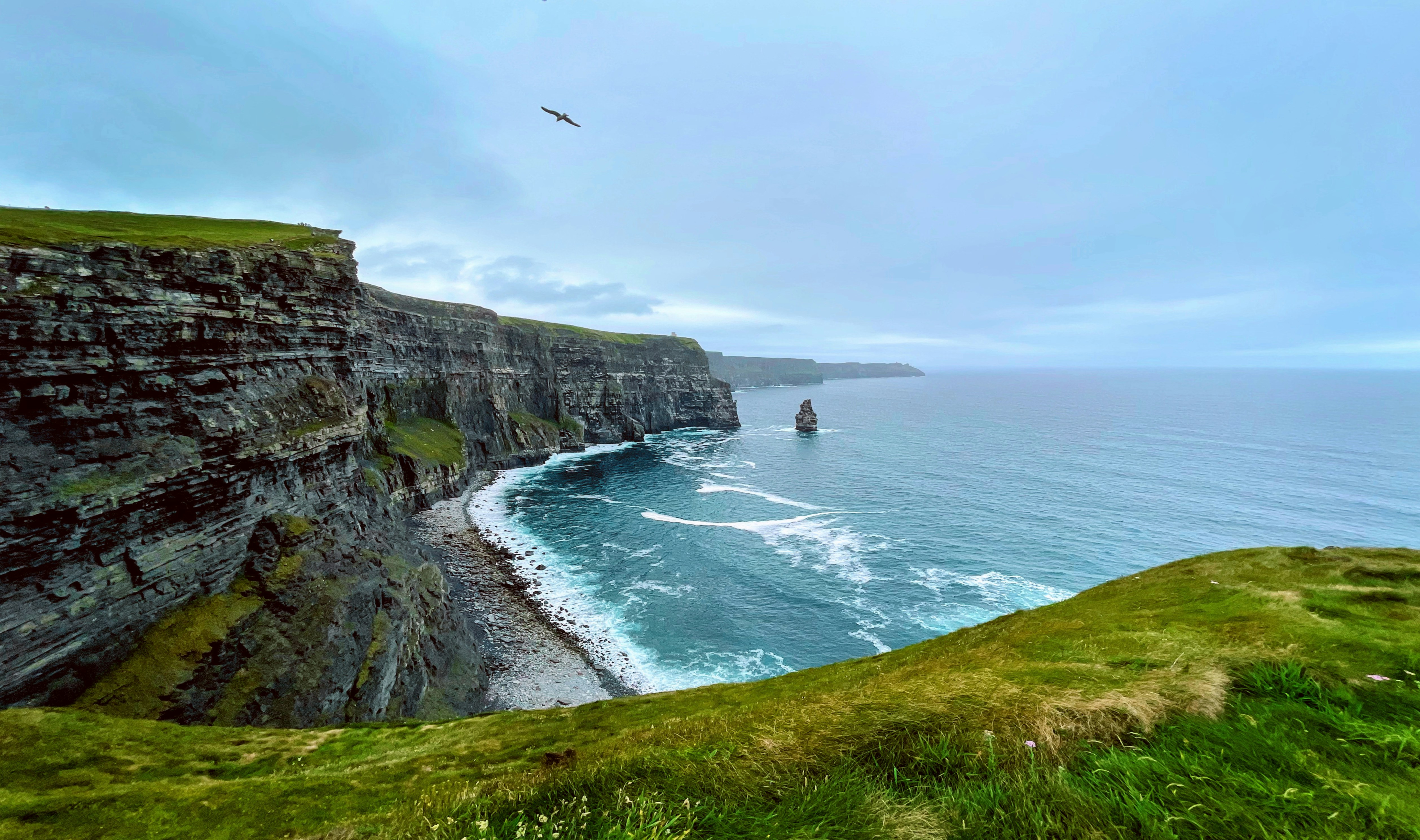 Acantilados rocosos y empinados sobre el océano Atlántico en los acantilados de Moher, Irlanda