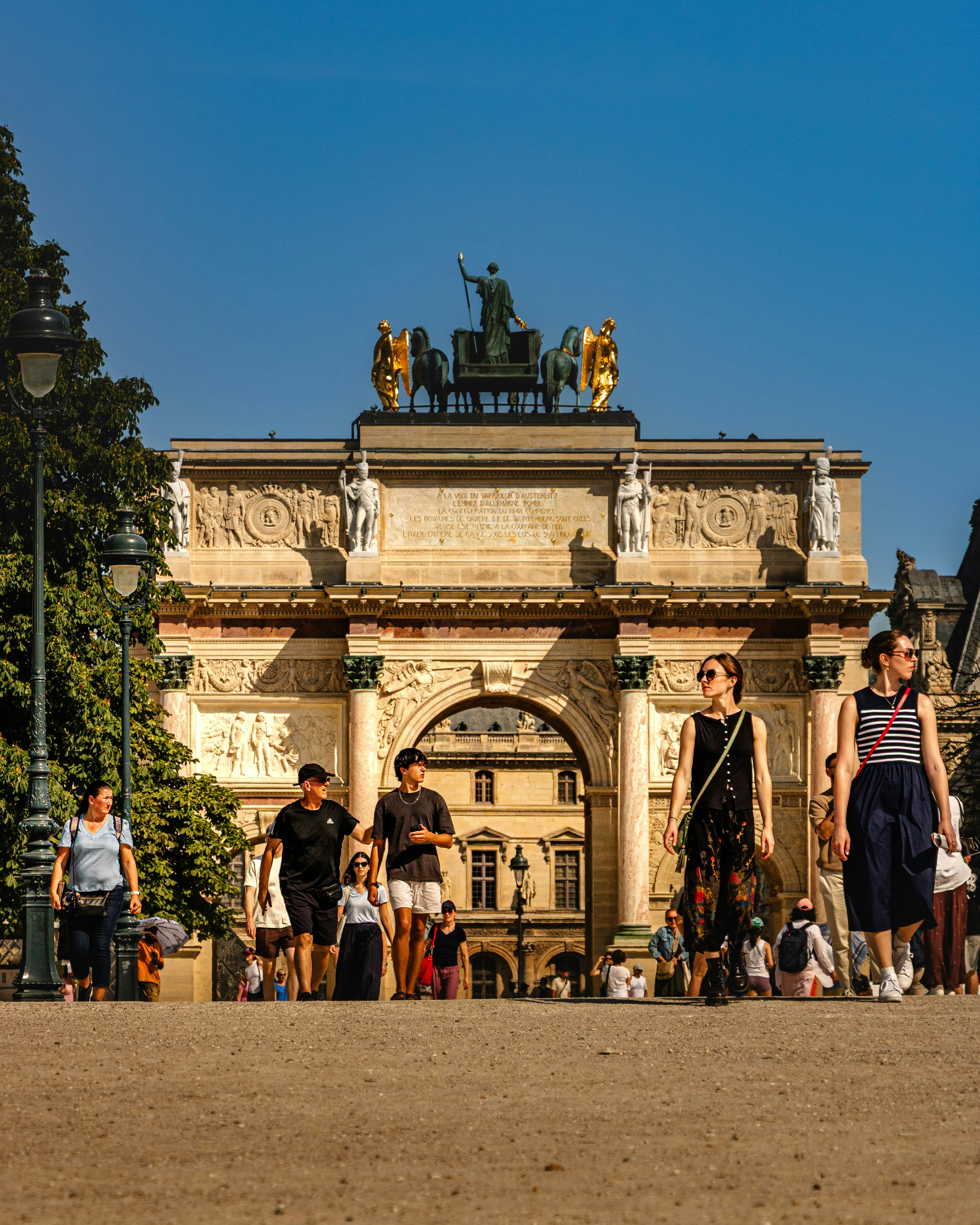 Menschen, die auf einem Weg vor dem Arc de Triomphe in Paris gehen