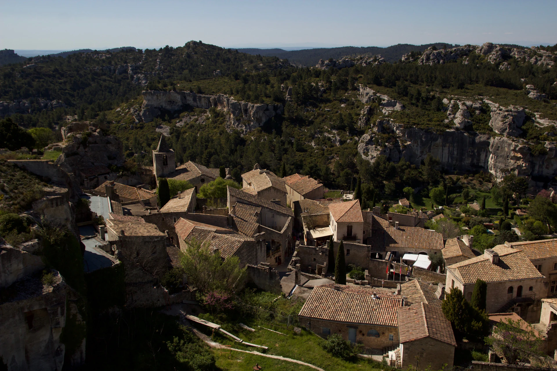 Toits en tuiles d'un village de Provence