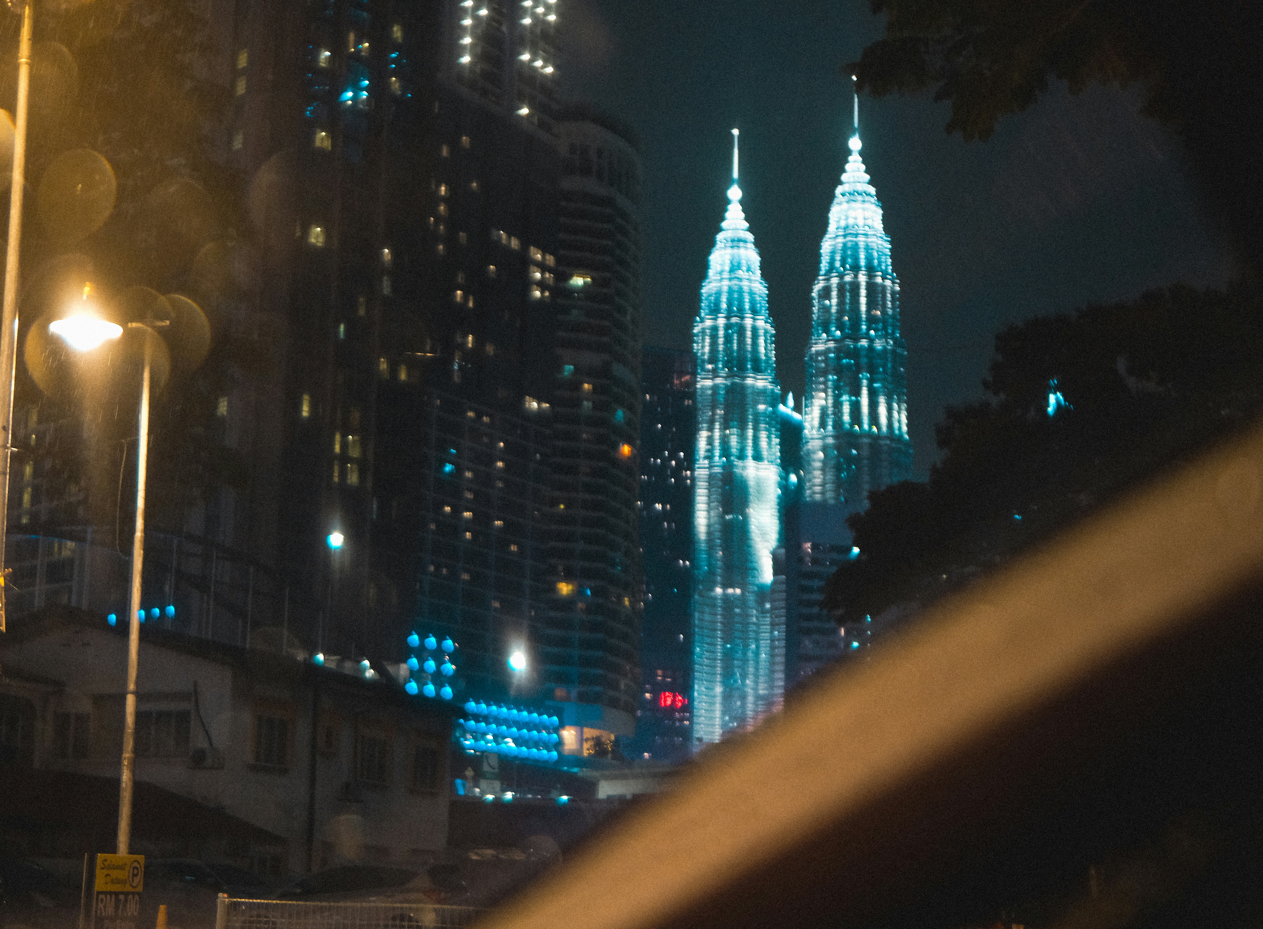 Le torri Petronas illuminate di notte a Kuala Lumpur, Malesia