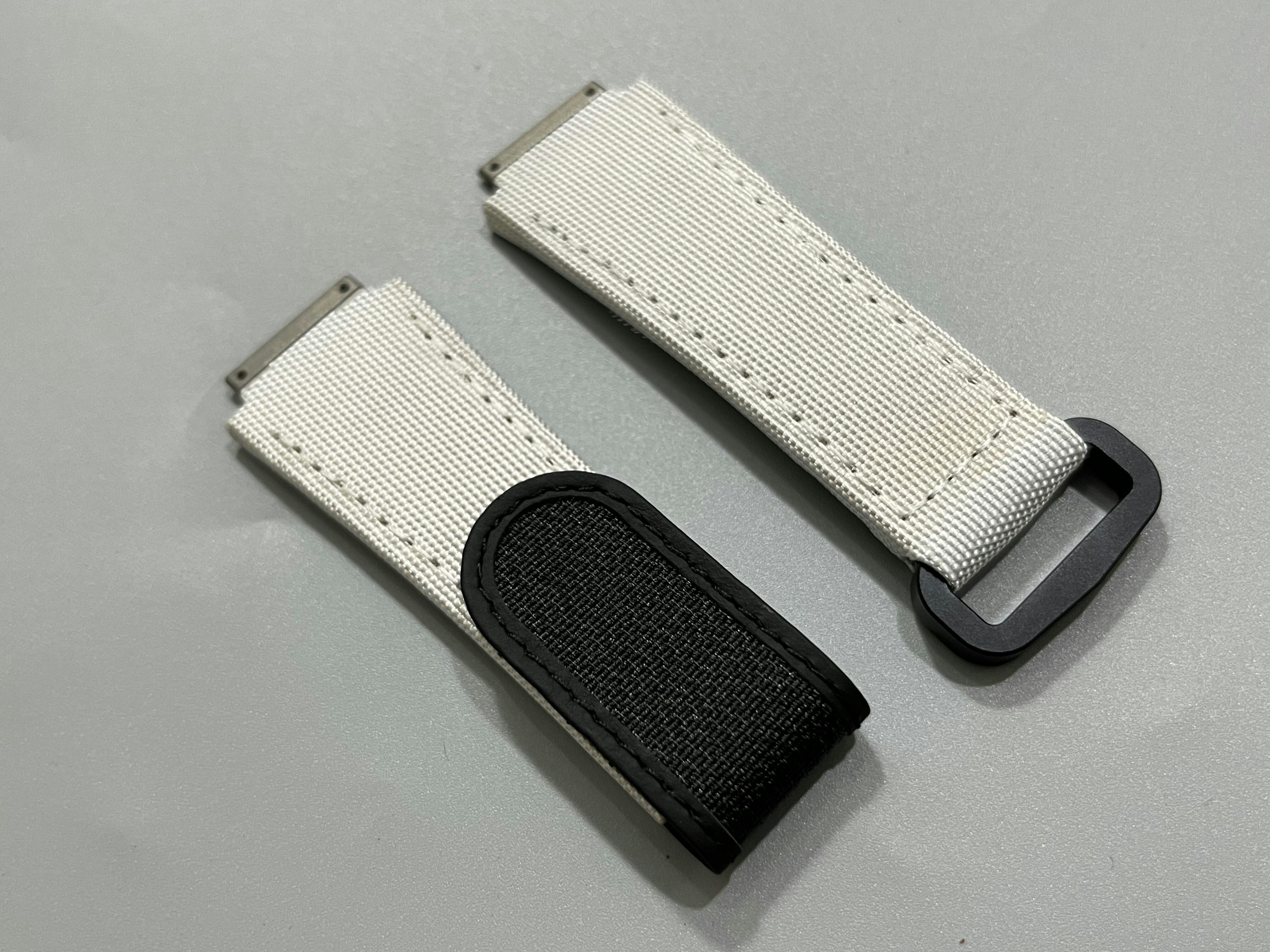 Larik Strap Anyaman Nilon: sepasang strap anyaman nilon krem dengan pengait velkro hitam