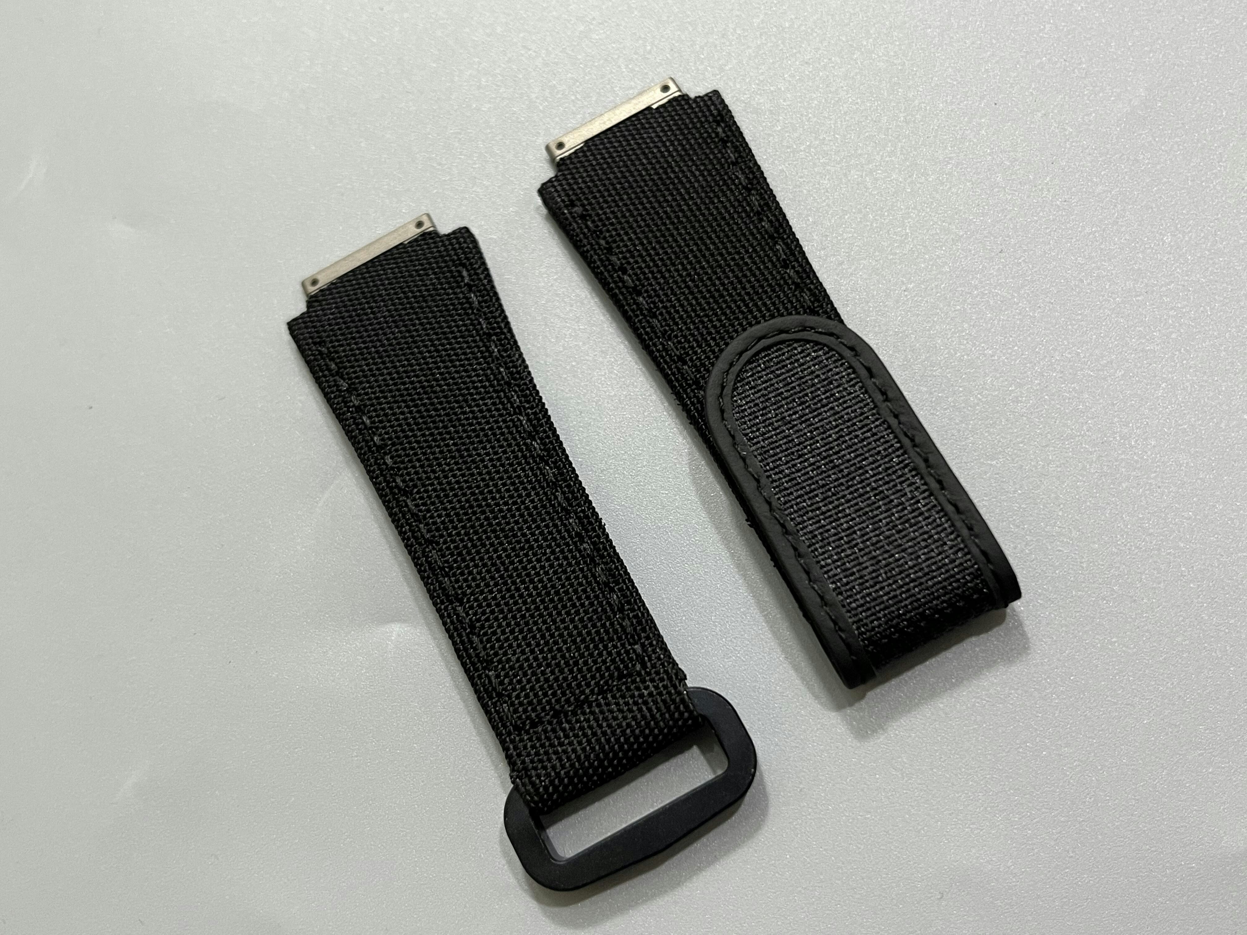 Larik Strap Anyaman Nilon: sepasang strap anyaman nilon hitam dengan pengait velkro dan gesper plastik