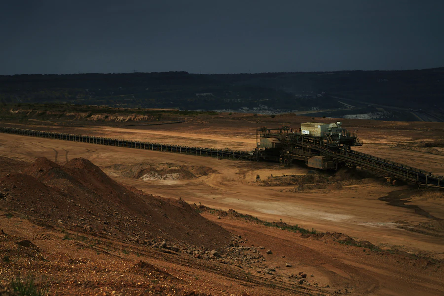 Conveyor system in an open-pit mine