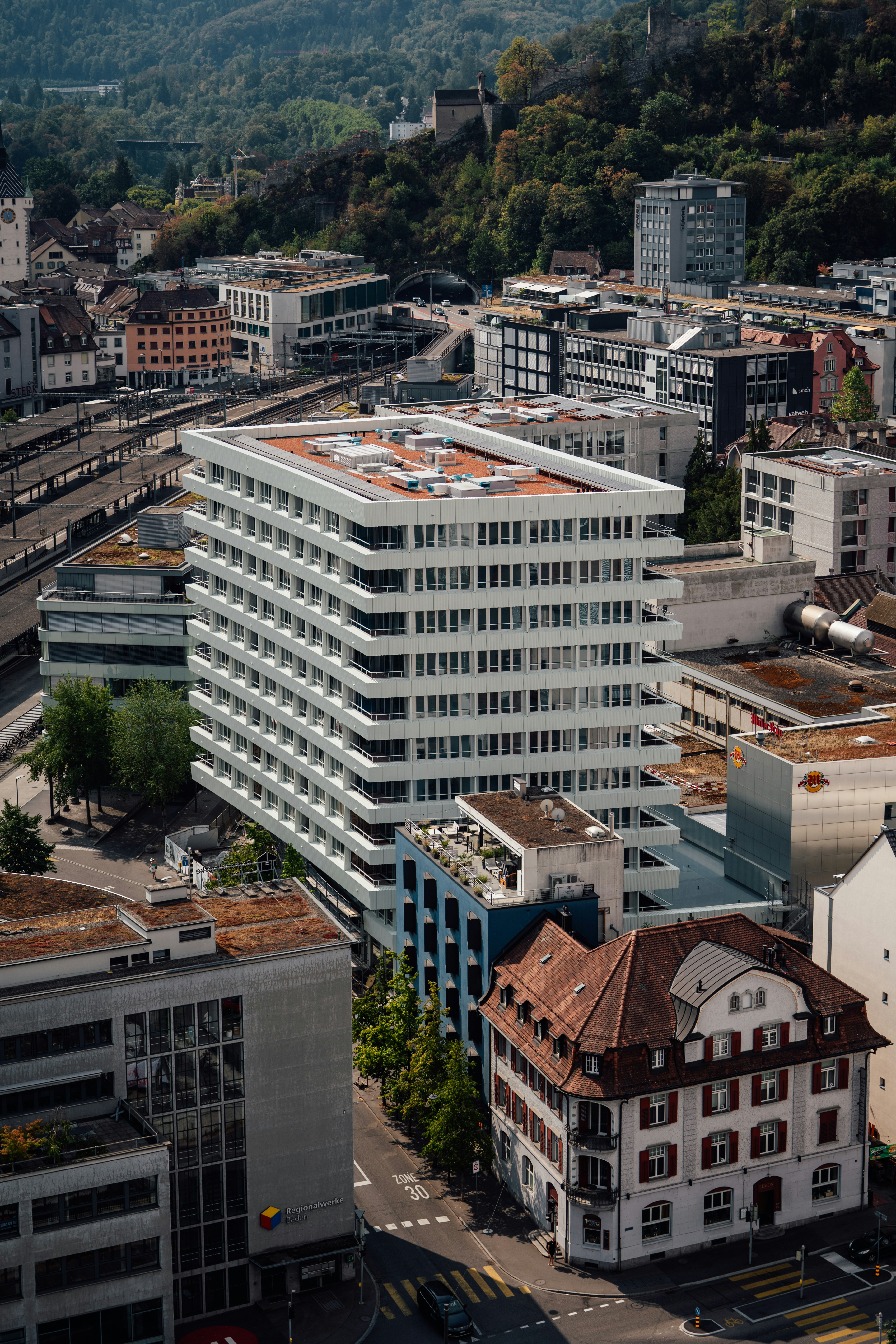 Vue aérienne d’un immeuble de bureaux blanc moderne dans la ville de Bade