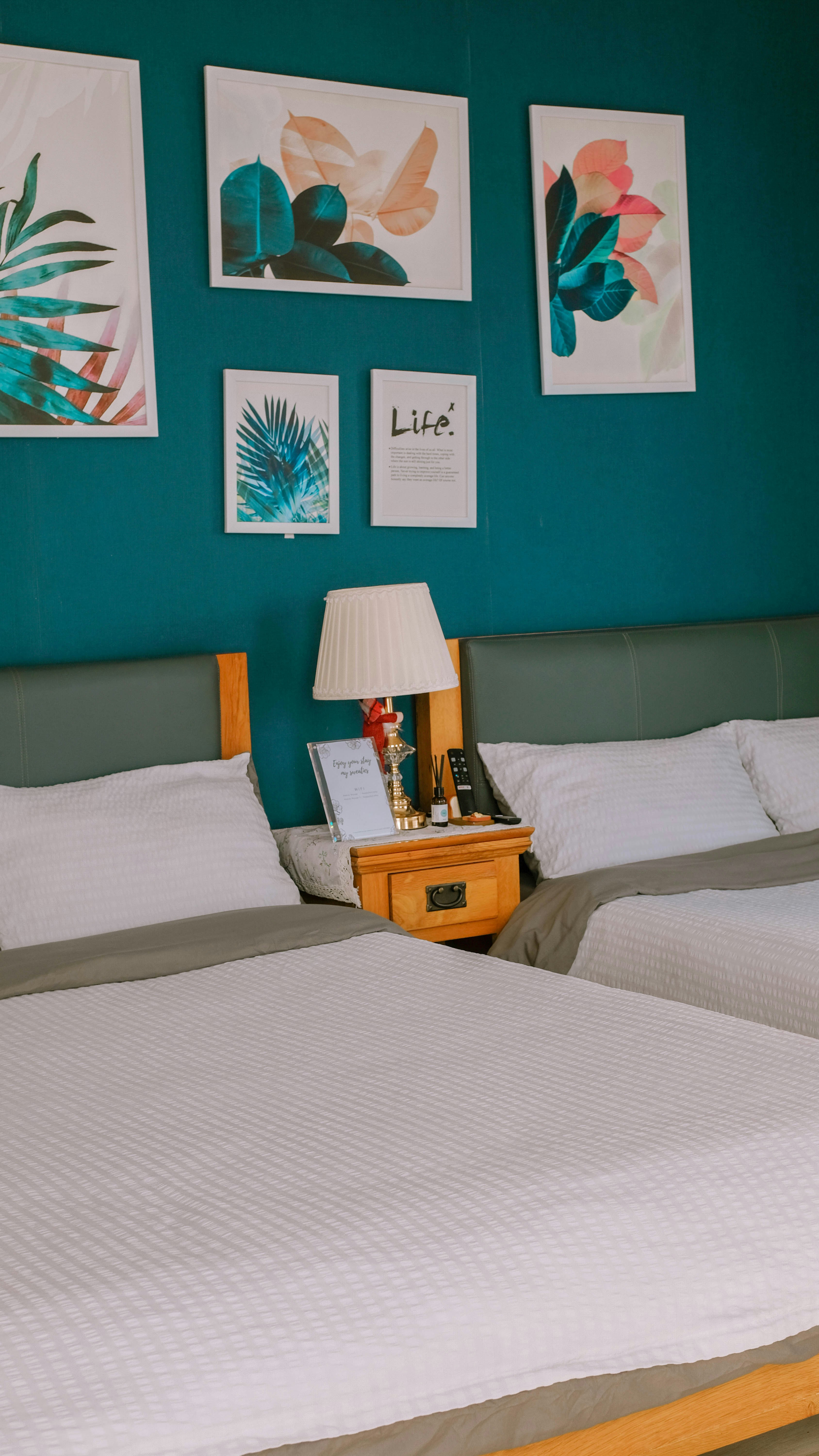 white guest bedroom interior, wallpaper, White Guest Room Renovation Ideas: Create a Cozy Retreat 6