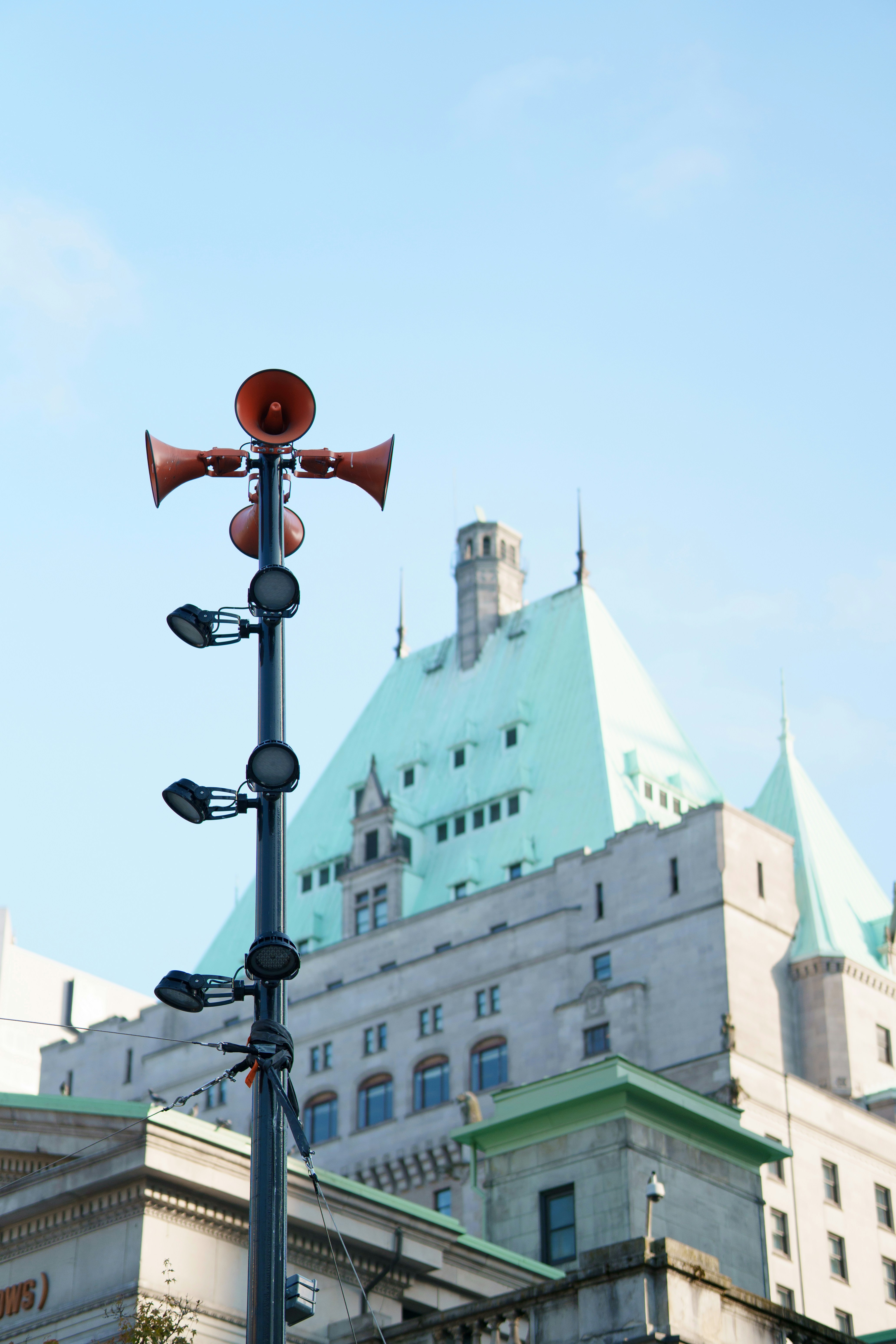 Horn and speaker array used for voice evacuation and mass notification