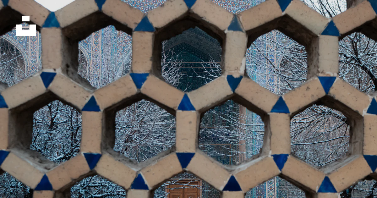 Hexagonal Pattern Normal Hexagonal brick lattice screen and building - Free Photo on Unsplash
