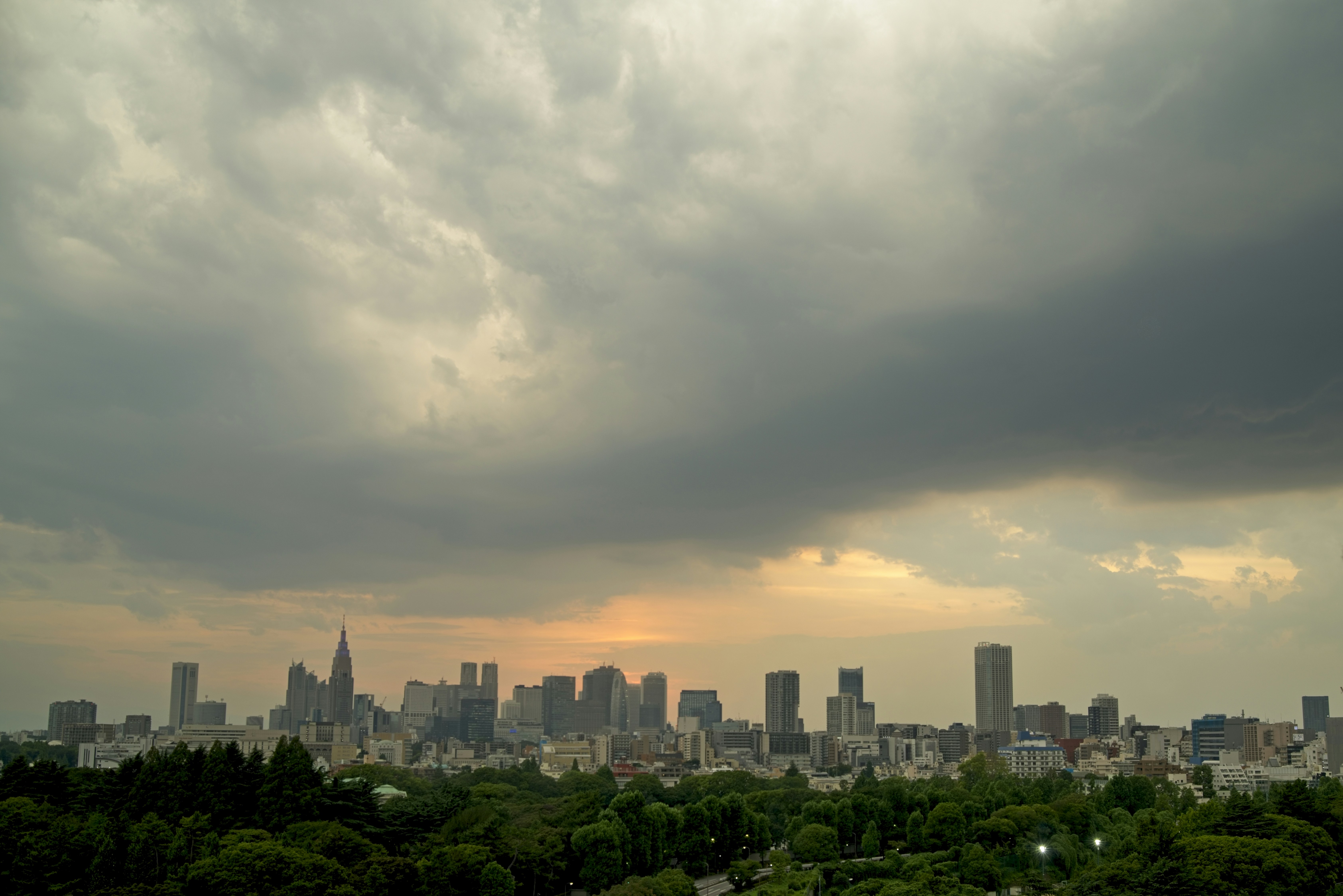 Typhoon Dujuan forces 1.9 million to evacuate around Tokyo