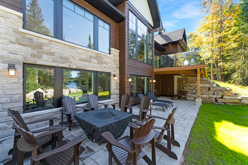 Überdachter Terrassenbereich aus Holz an einem Wohnhaus mit Sitzgruppe