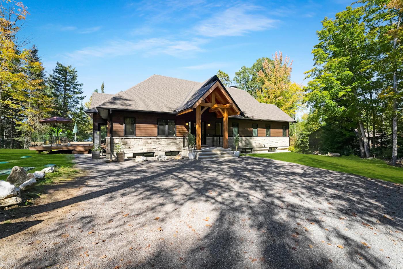 Maison résidentielle entourée d'arbres