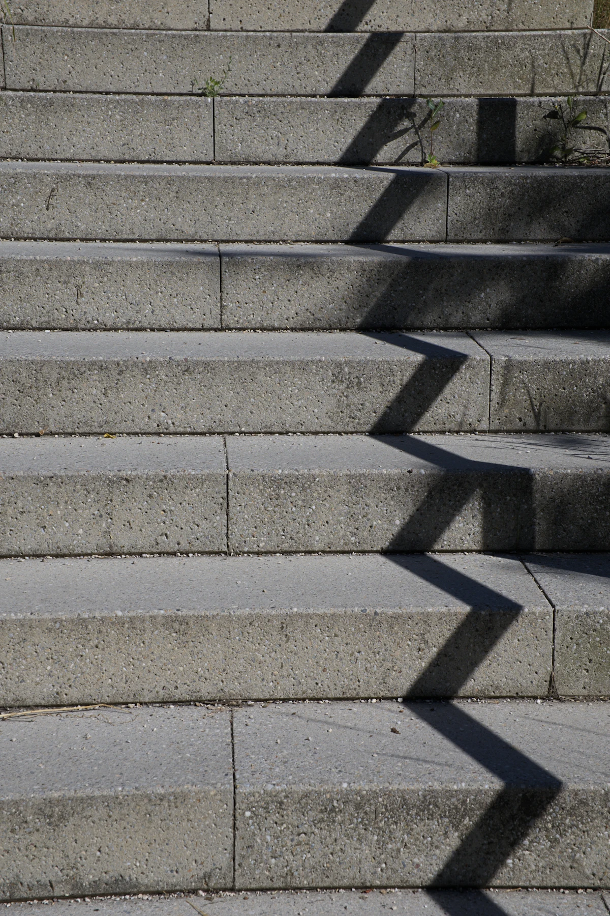 Sombra en zigzag sobre escalones de concreto gris