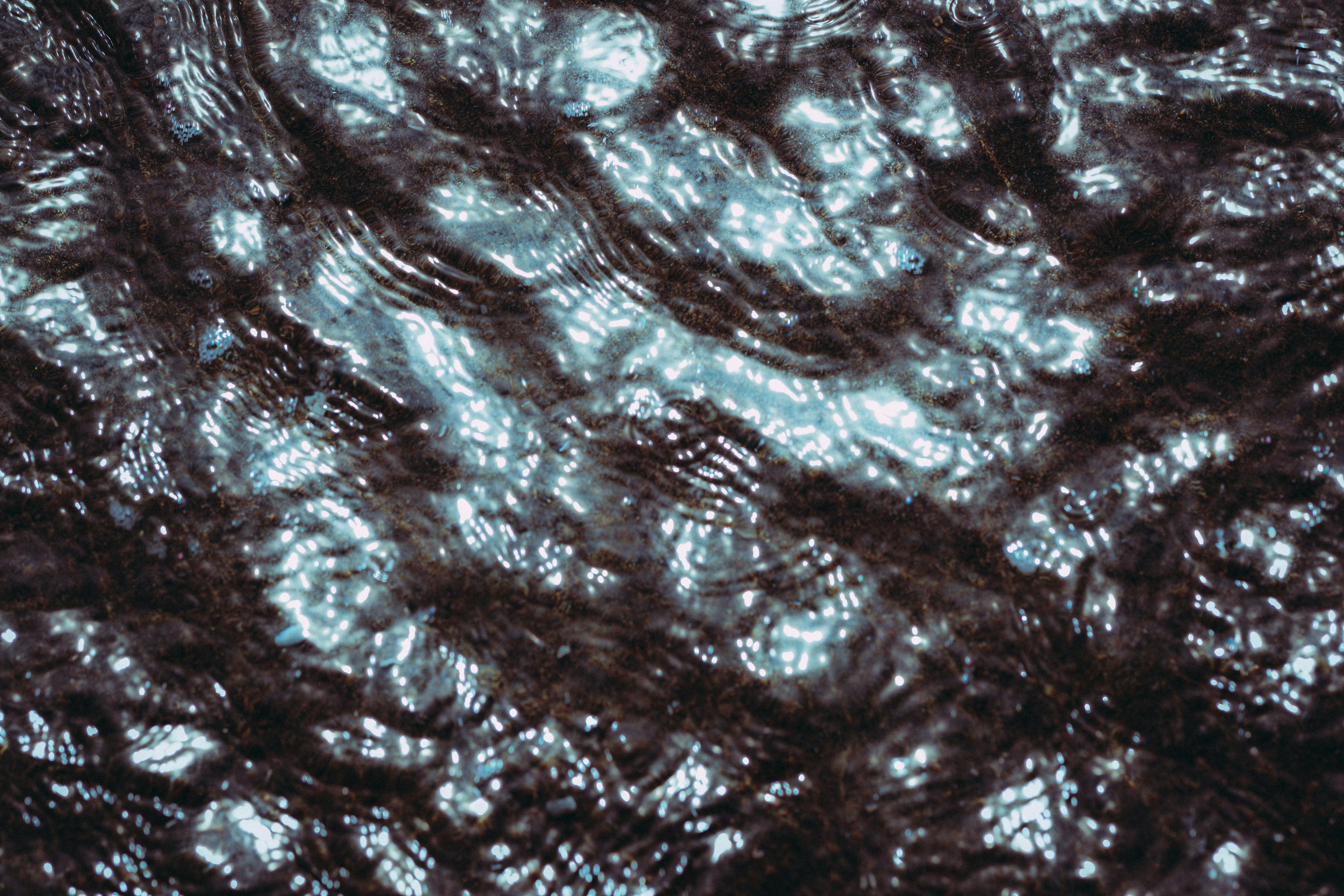 Rippling dark water with bright light reflecting on the surface - 相关推荐