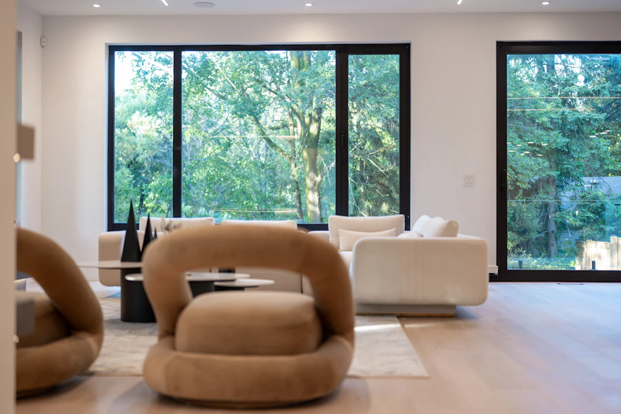 Sala con ventanales de aluminio