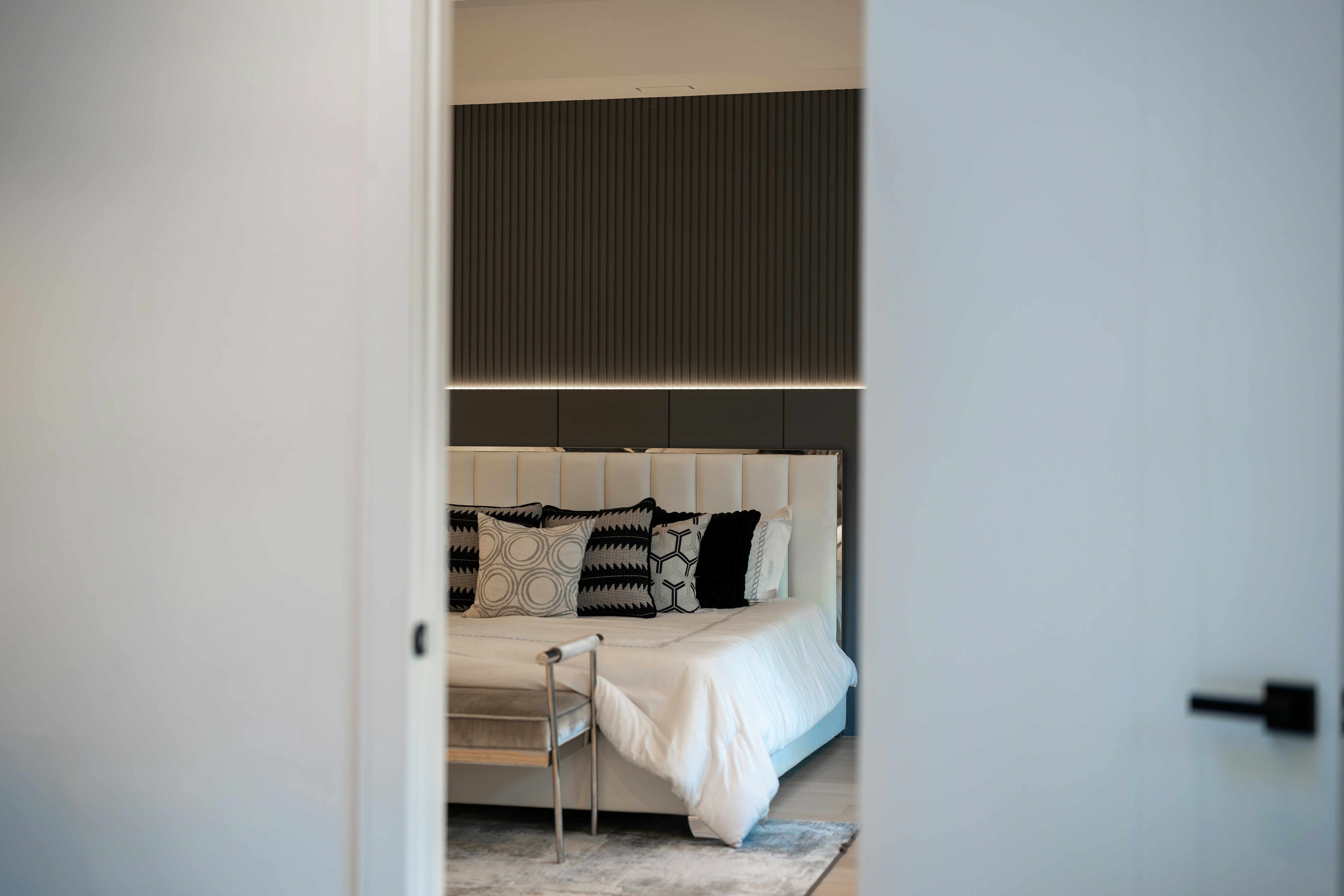 luxury master bedroom interior design, wallpaper, Master Bedroom Cabinet Hardware Design: A Pro Guide 3