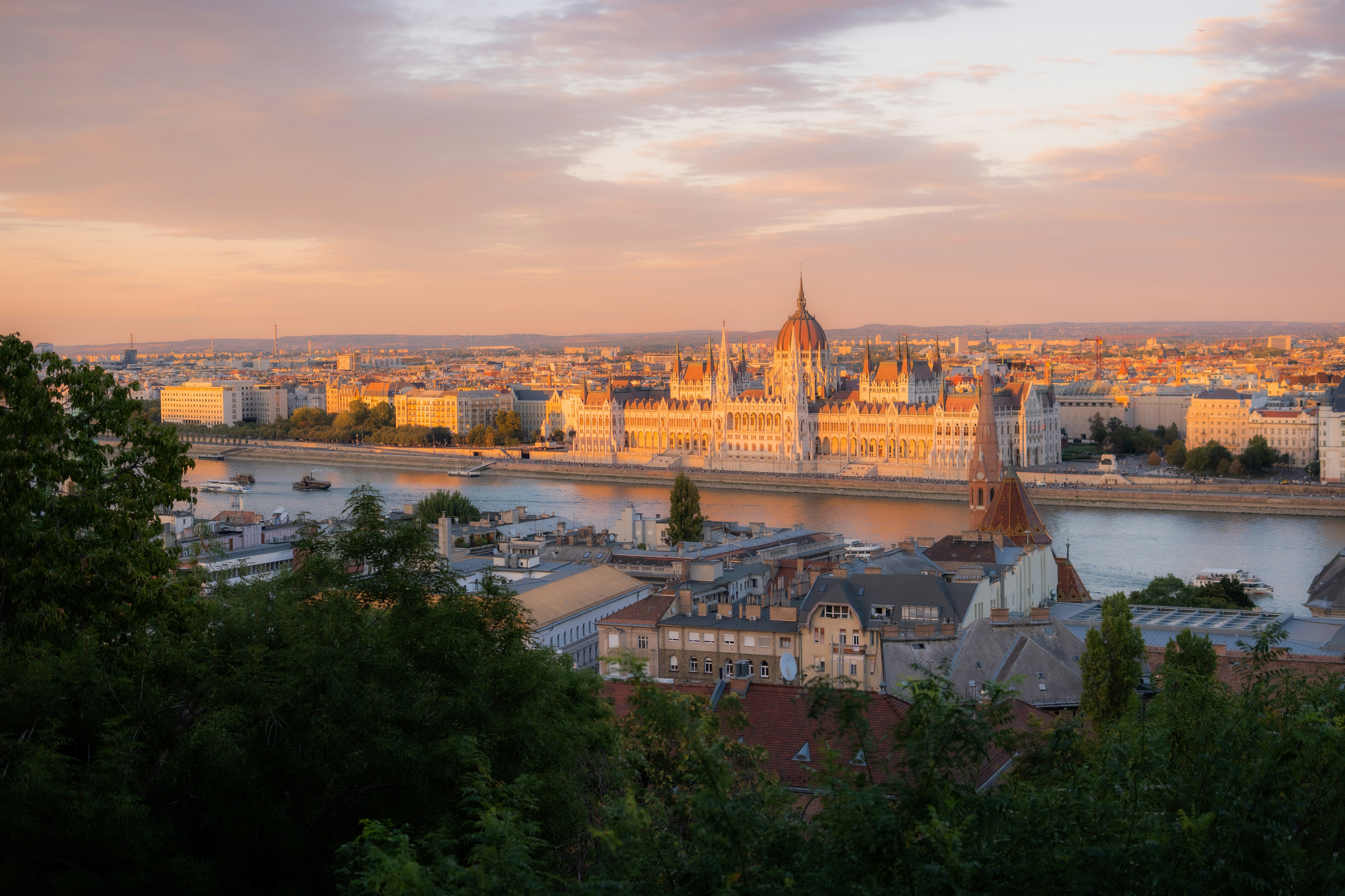 Gedung Parlemen Hungaria di Sungai Danube di Budapest pada jam emas