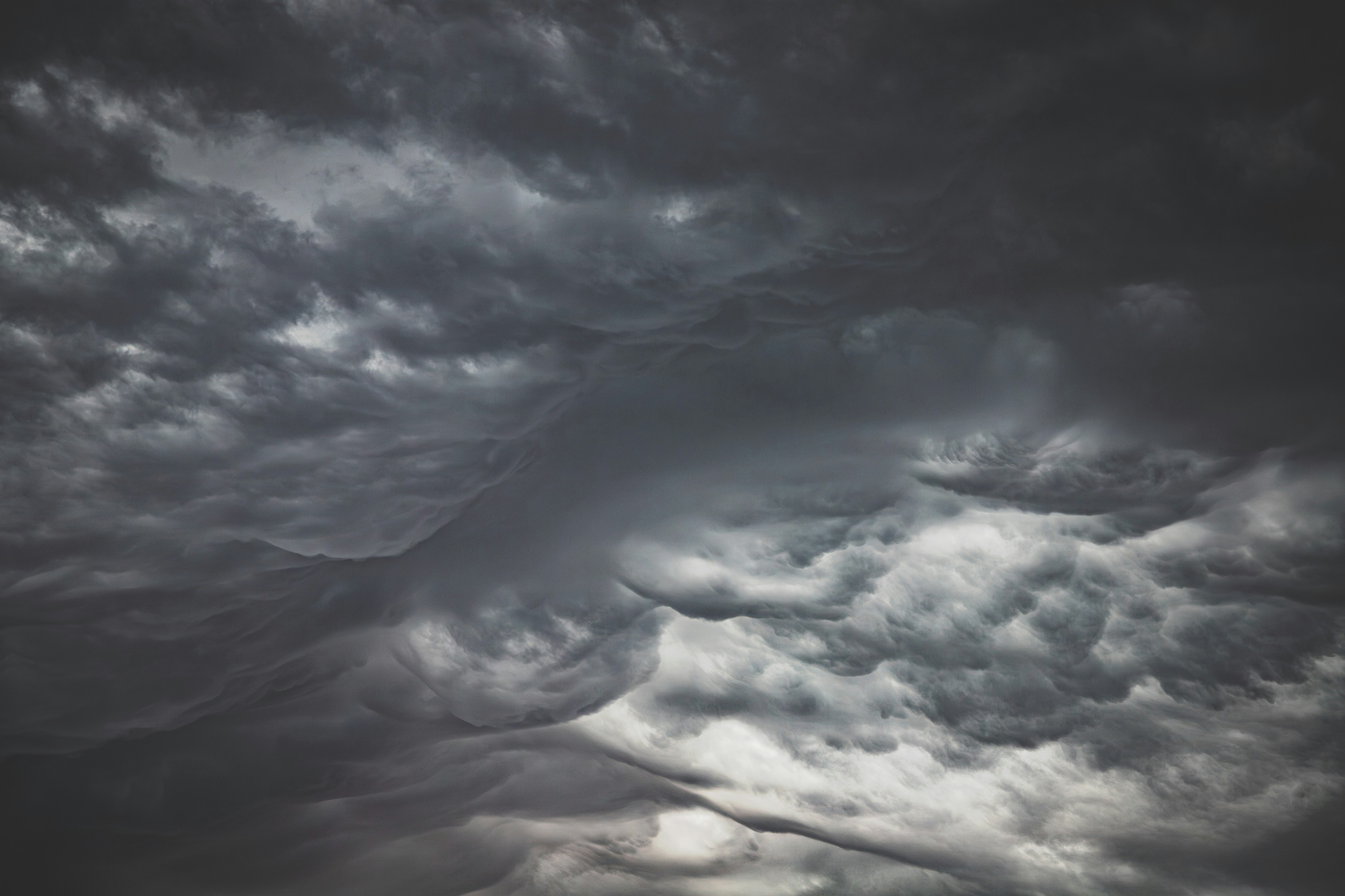 Nuvole tempestose grigio scuro riempiono il cielo con texture pesanti e ondulanti