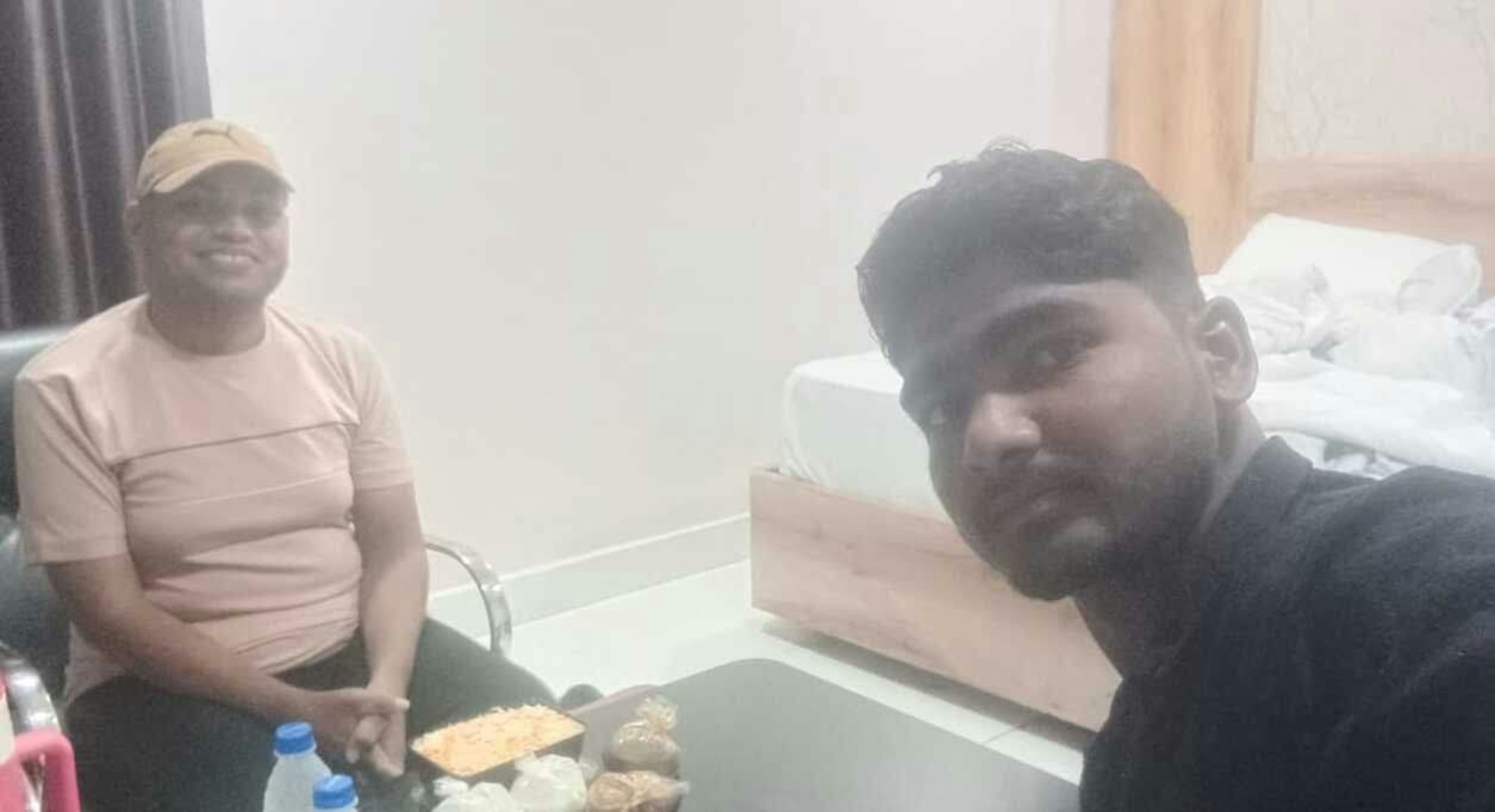 आंध्र प्रदेश में एक पोलिंग बूथ के बाहर मतदाता लंबी कतार में खड़े हैं, अधिकारी सुरक्षा में लगे हुए हैं
