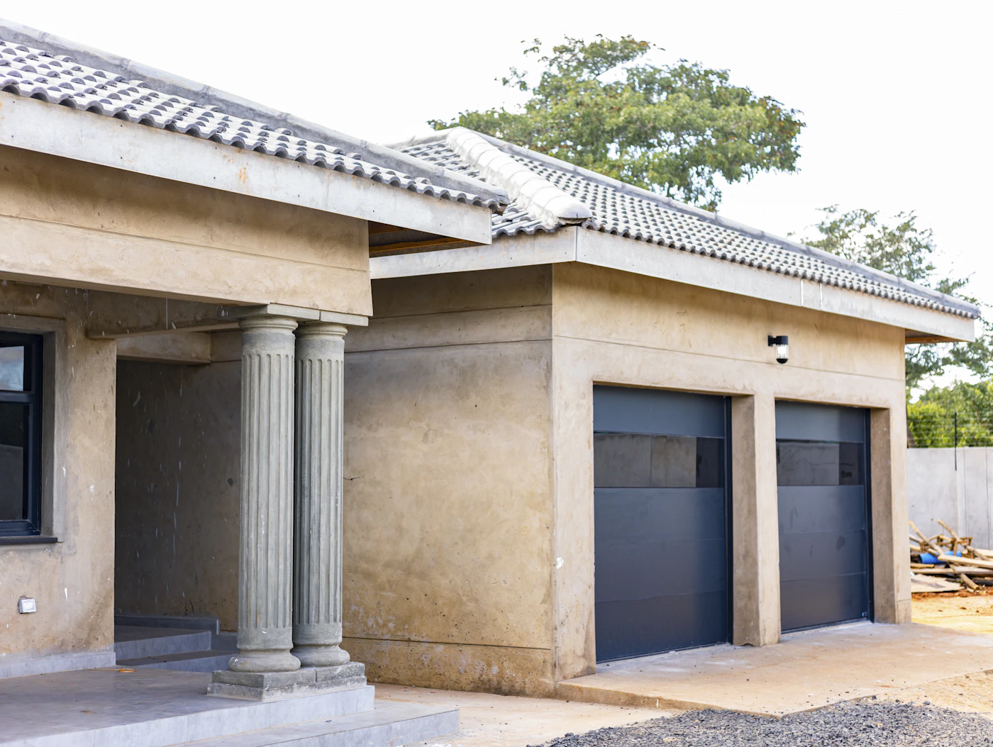 Deux portes style carrosse séparées par des colonnes de pierre