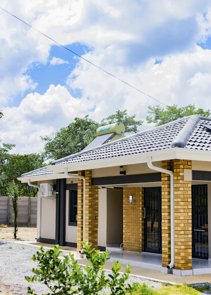 Casa con calentador solar de tubos instalado en la azotea