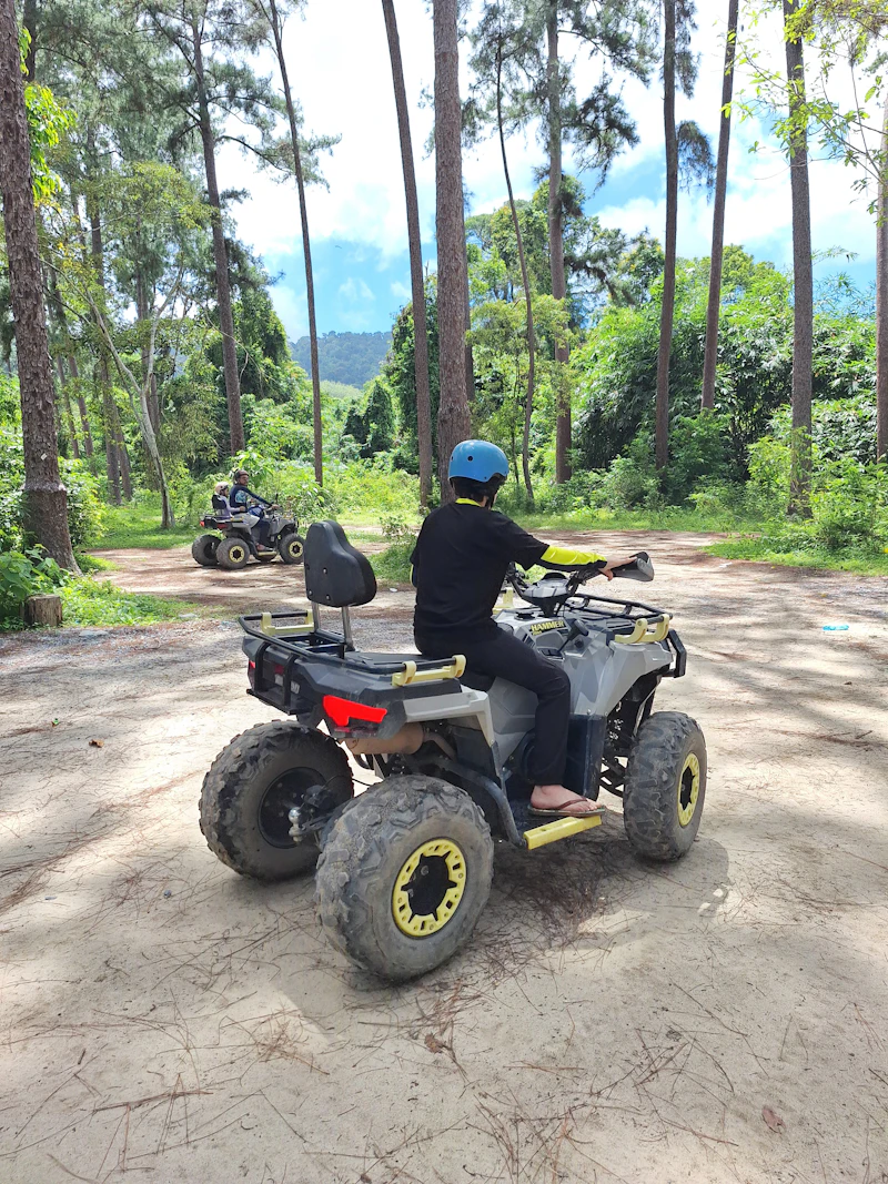 Cuatrimoto en un sendero de selva tropical
