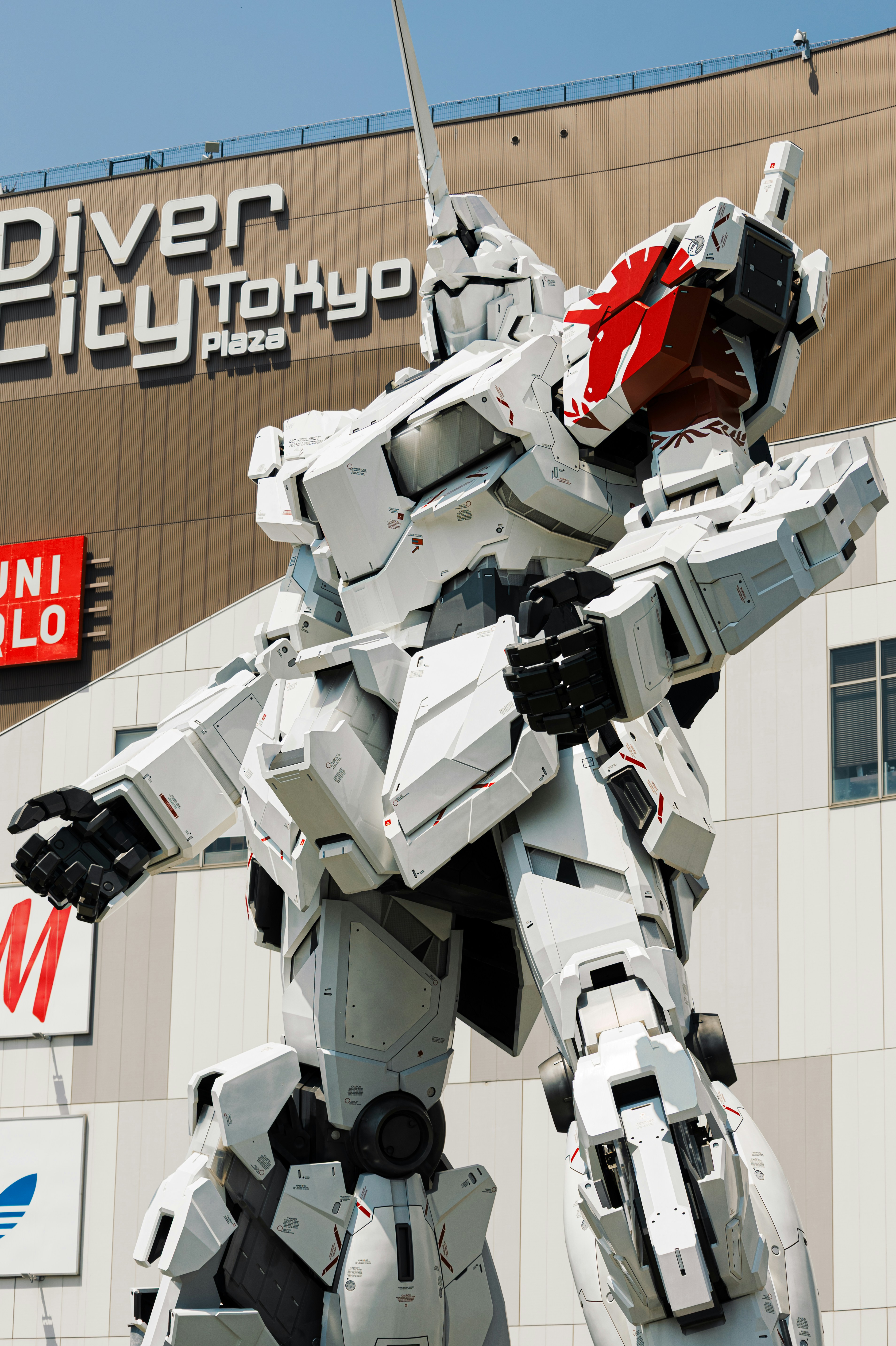 Une grande statue de robot blanc se tenant devant la Tokyo Plaza de Diver City