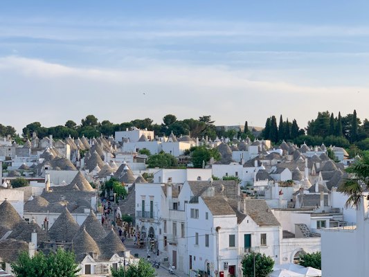 White trulli houses with conical stone roofs in the town of Alberobello, Italy — Puglia, Italy