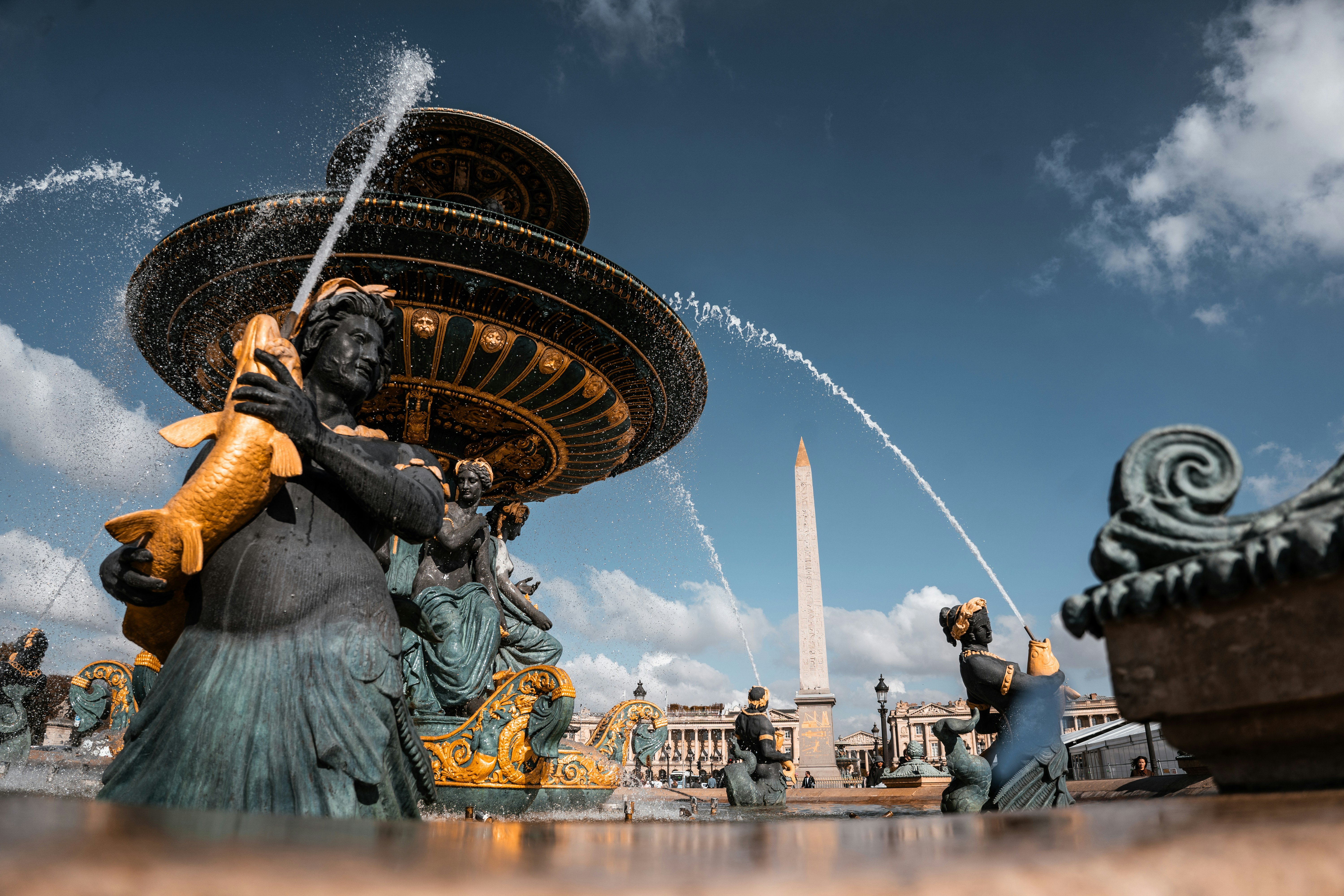 A Fontaine des Fleuves com estátuas de bronze e o Obelisco de Luxor em Paris