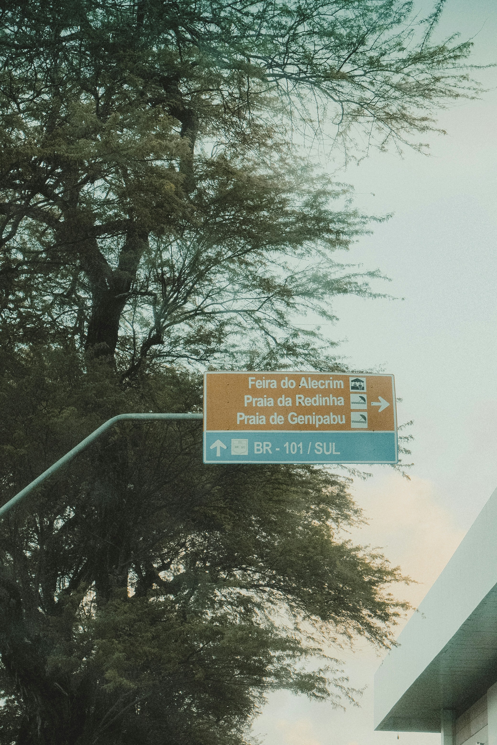 A road sign in Natal pointing to Praia da Redinha and Praia de Genipabu