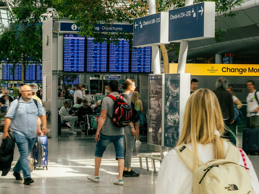 Voyageurs traversant un terminal d'aéroport animé sous les panneaux des départs, une affluence attendue à Brussels Airport pour les vacances d'automne 2026